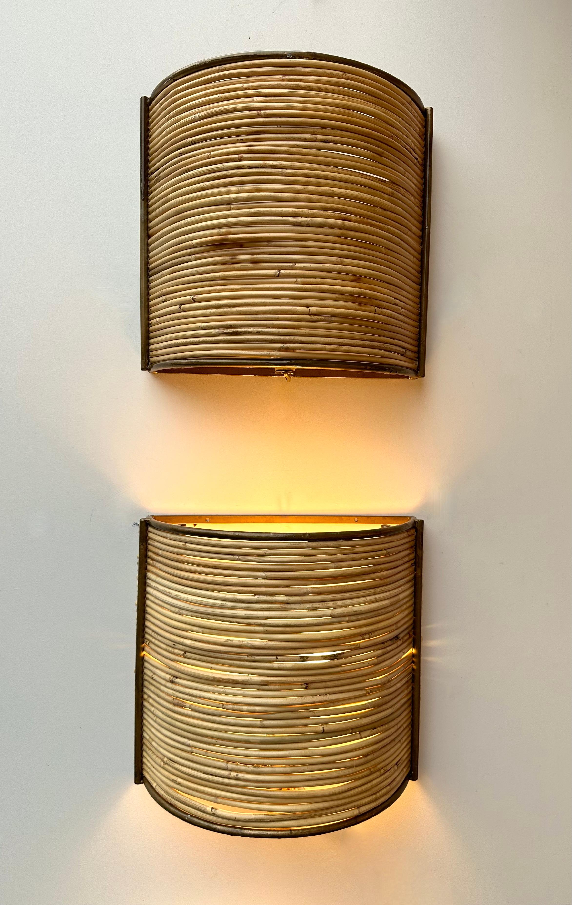 Dorato Coppia di lampade in rattan e metallo dorato. Italia, anni 2000 in vendita