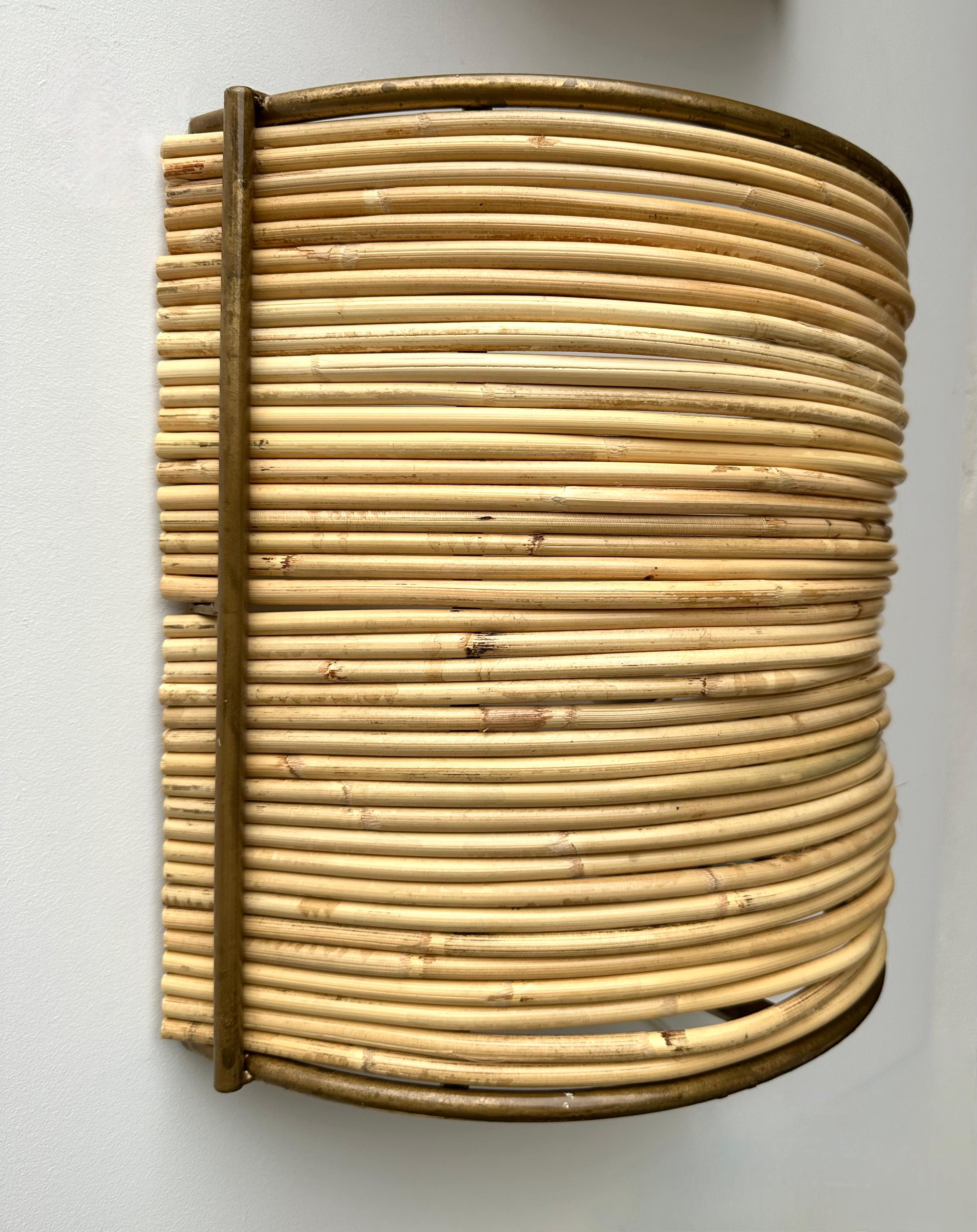 Coppia di lampade in rattan e metallo dorato. Italia, anni 2000 In condizioni buone in vendita a SAINT-OUEN, FR