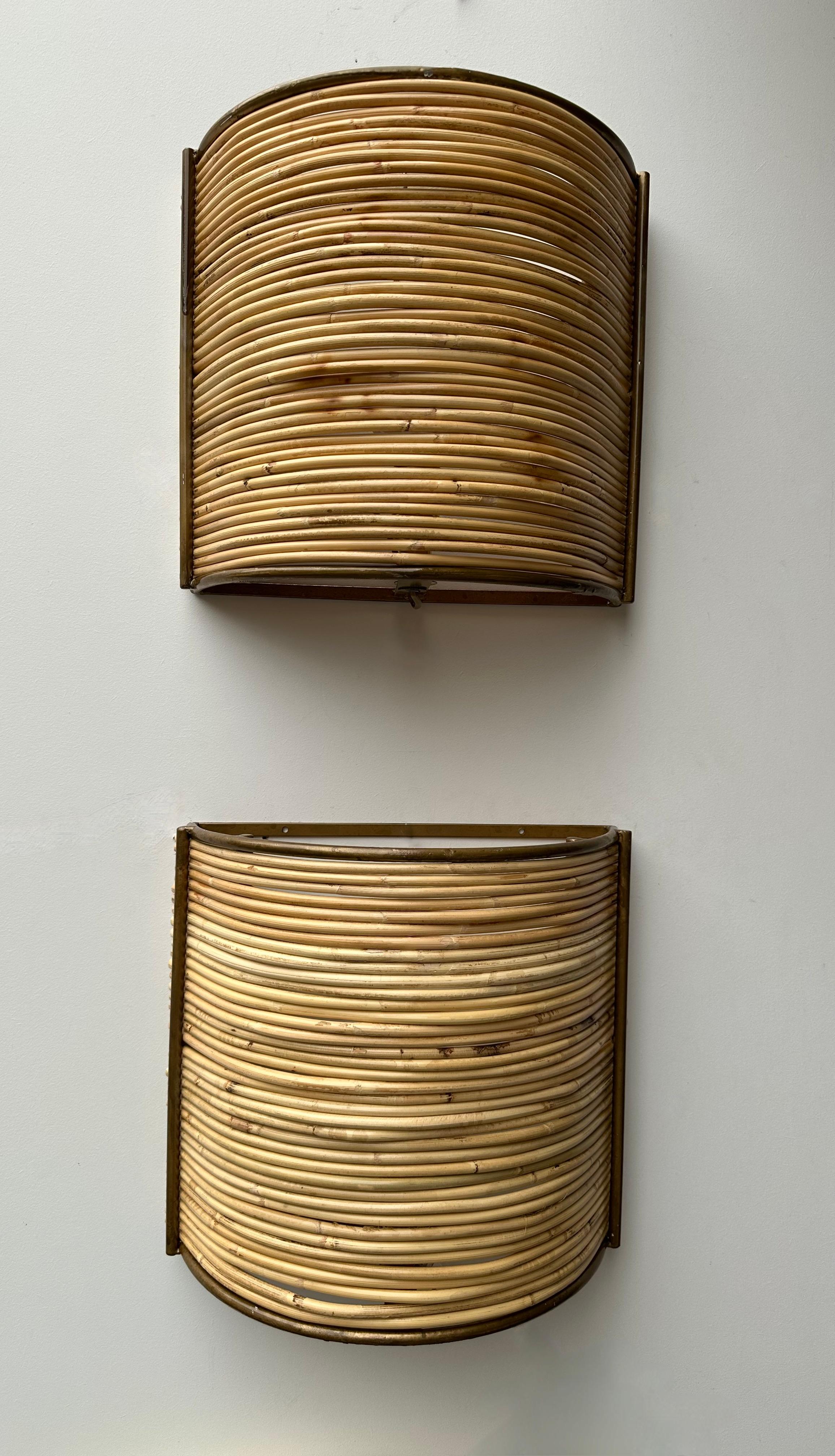XXI secolo e contemporaneo Coppia di lampade in rattan e metallo dorato. Italia, anni 2000 in vendita