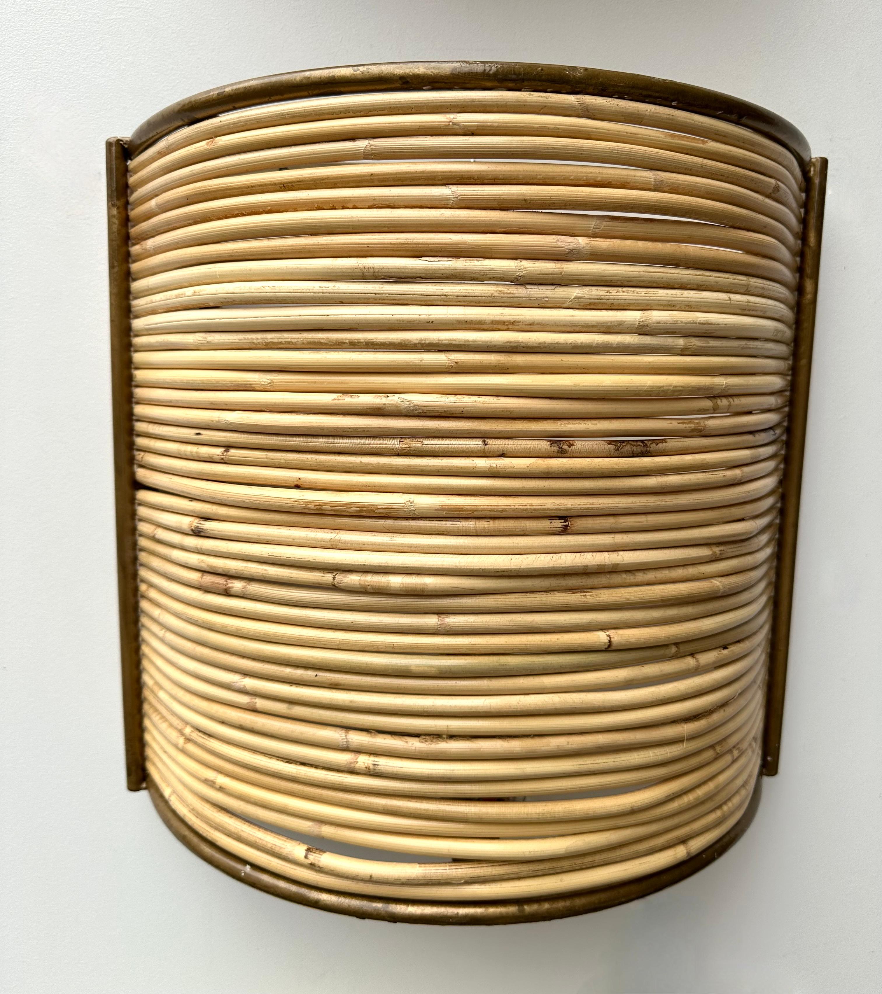 Metallo Coppia di lampade in rattan e metallo dorato. Italia, anni 2000 in vendita