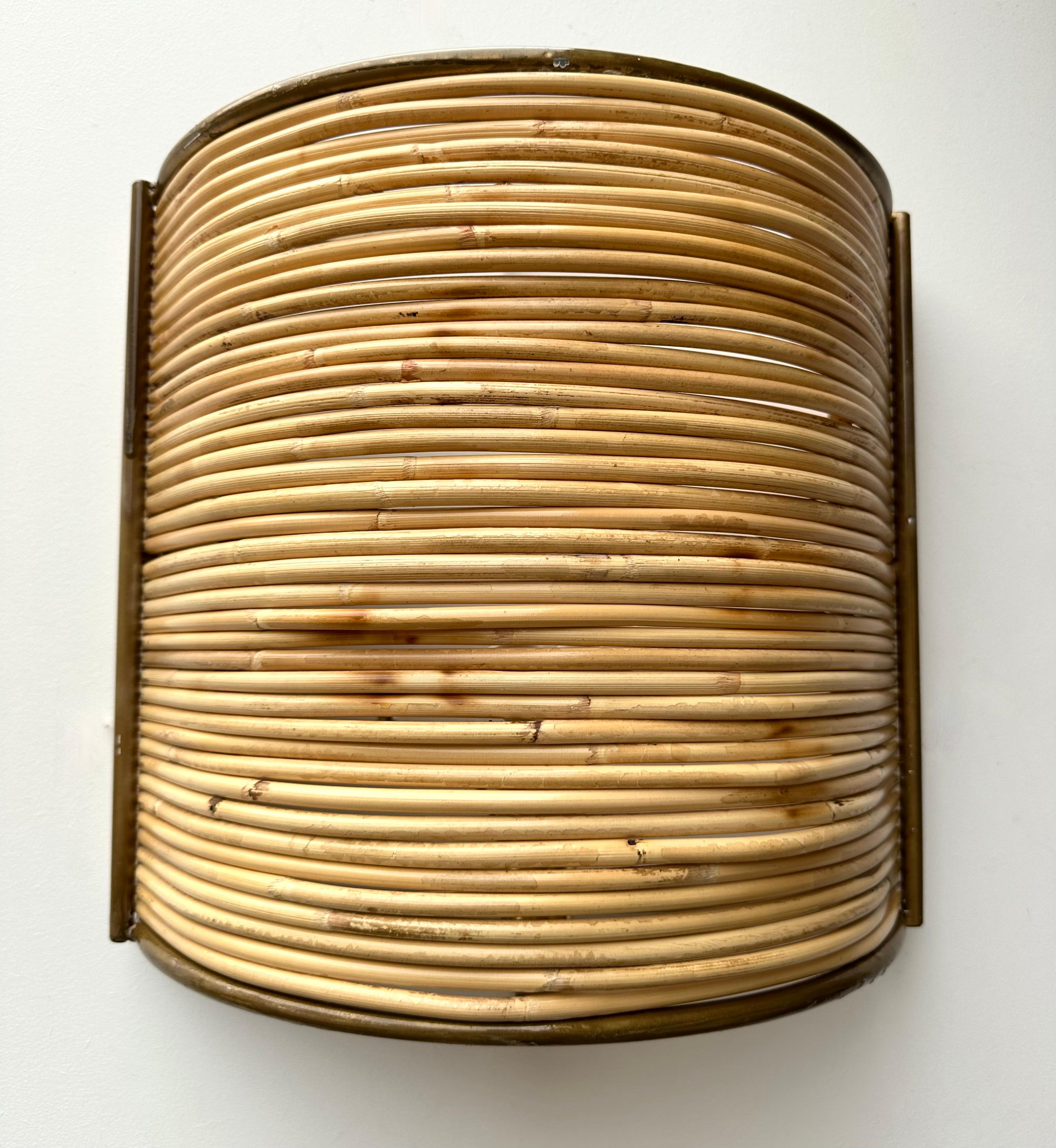 Coppia di lampade in rattan e metallo dorato. Italia, anni 2000 in vendita 1