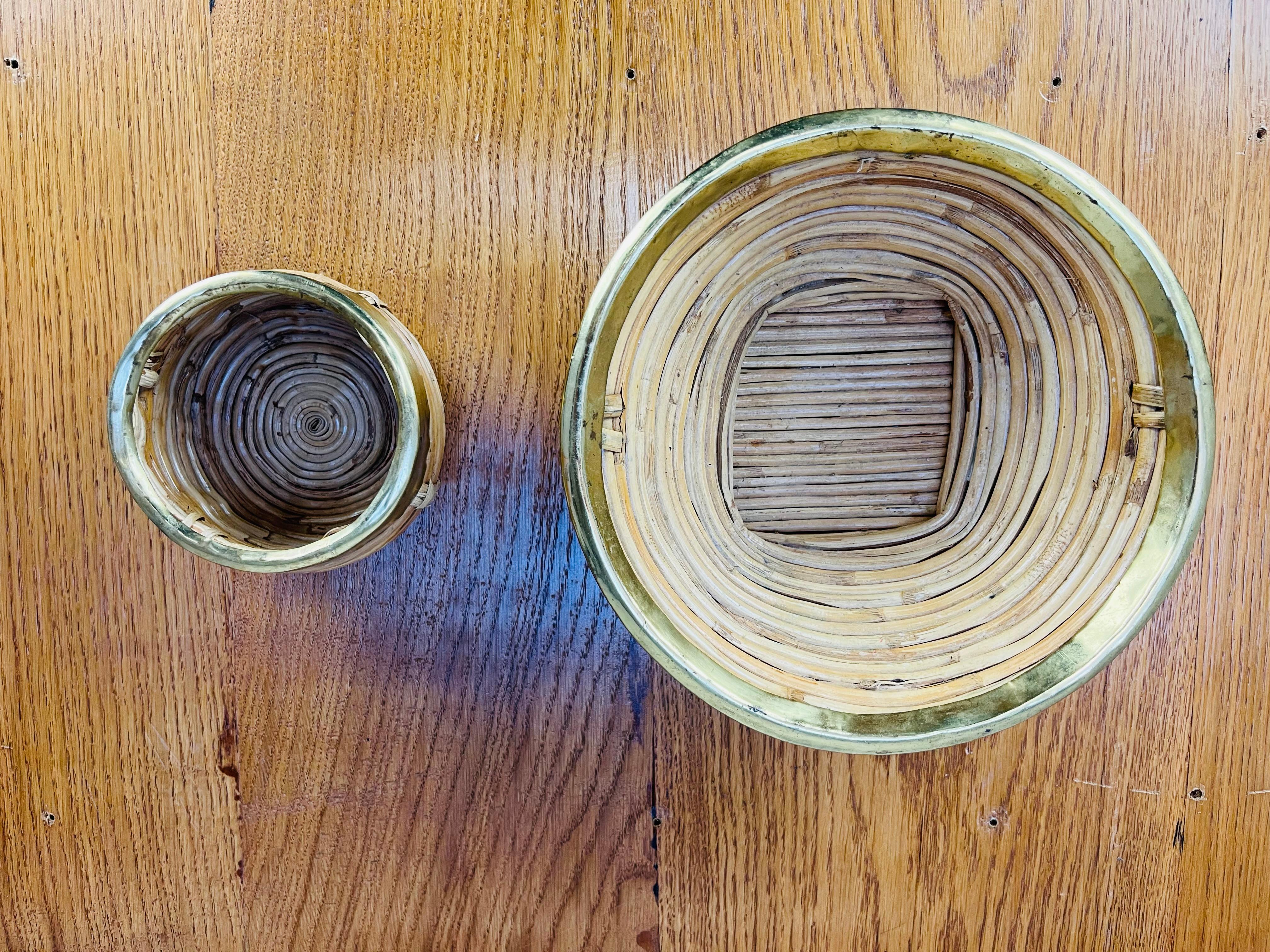 Coppia di ciotole in rattan e ottone dorato, Italia, anni '60 in vendita 4