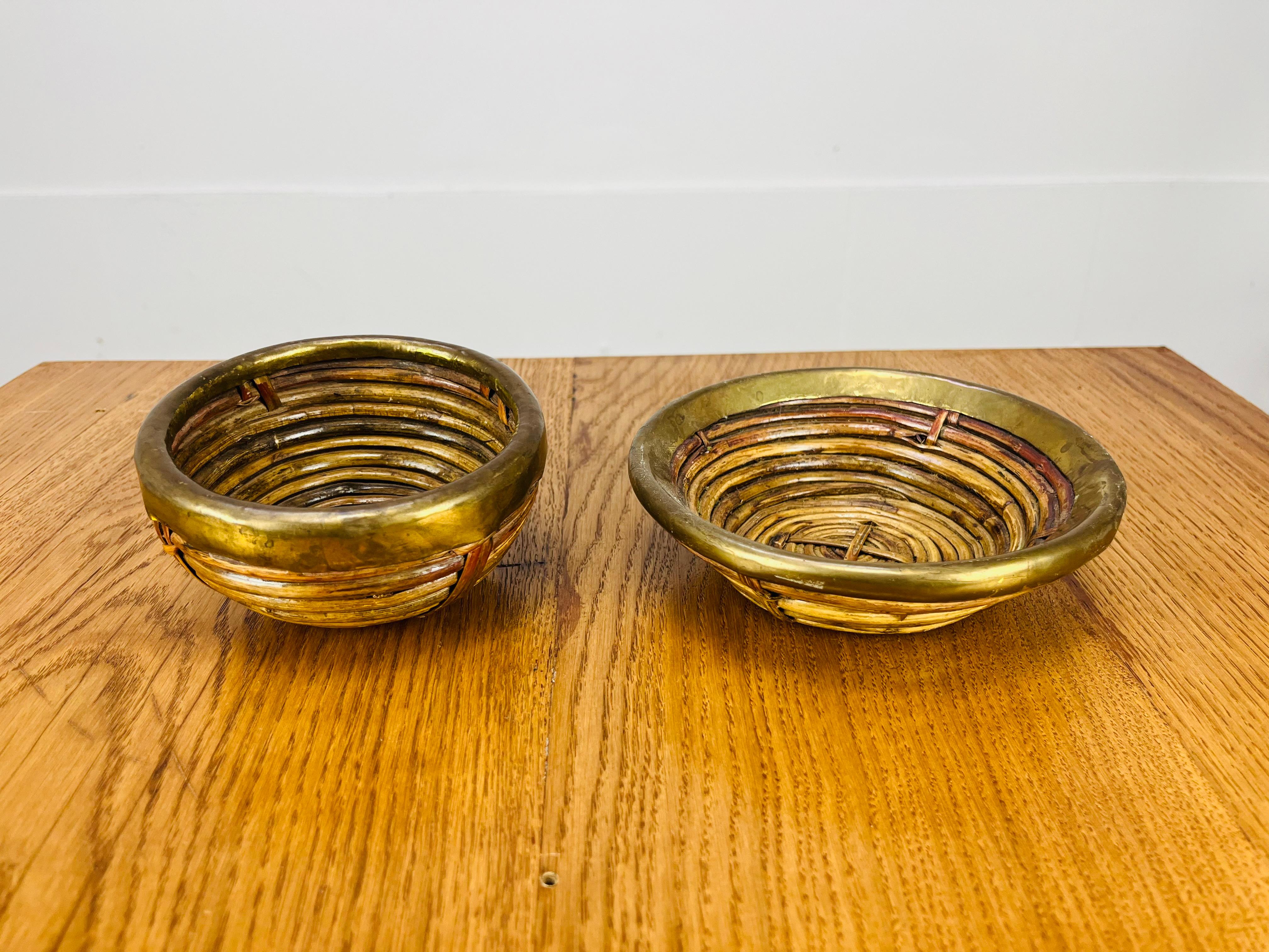 Bellissima coppia di ciotole italiane in rattan e ottone dorato nello stile di Gabriella Crespi, intorno agli anni '60. In buone condizioni, un pezzo di arredamento organico molto bello.

Misure del modello destro: altezza 4,5 cm, diametro 15