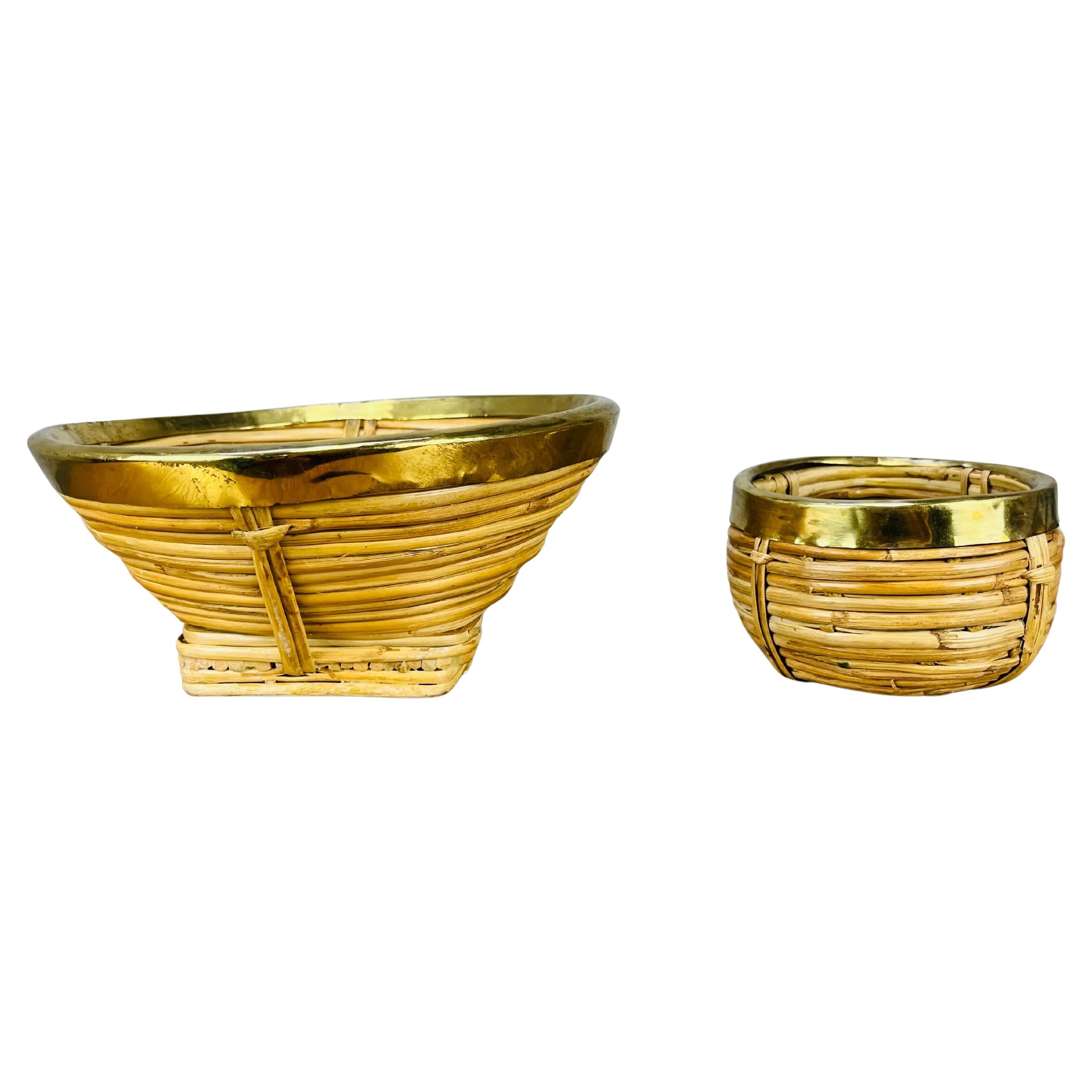 Bellissima coppia di ciotole italiane in rattan e ottone dorato nello stile di Gabriella Crespi, intorno agli anni '60. In buone condizioni, un pezzo di arredamento organico molto bello.

Misure del modello destro: altezza 6,5 cm, diametro 10,5