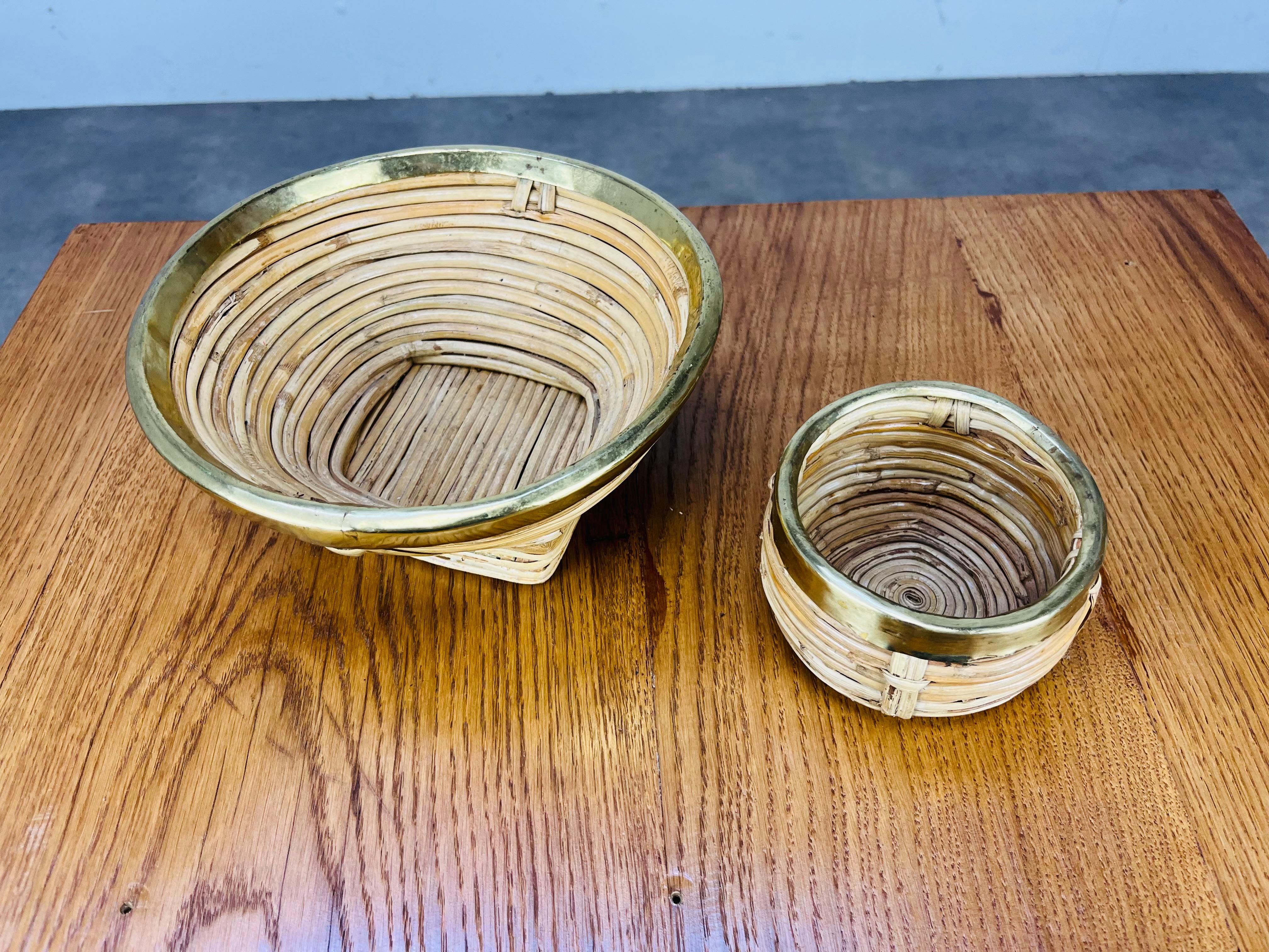 Italiano Coppia di ciotole in rattan e ottone dorato, Italia, anni '60 in vendita