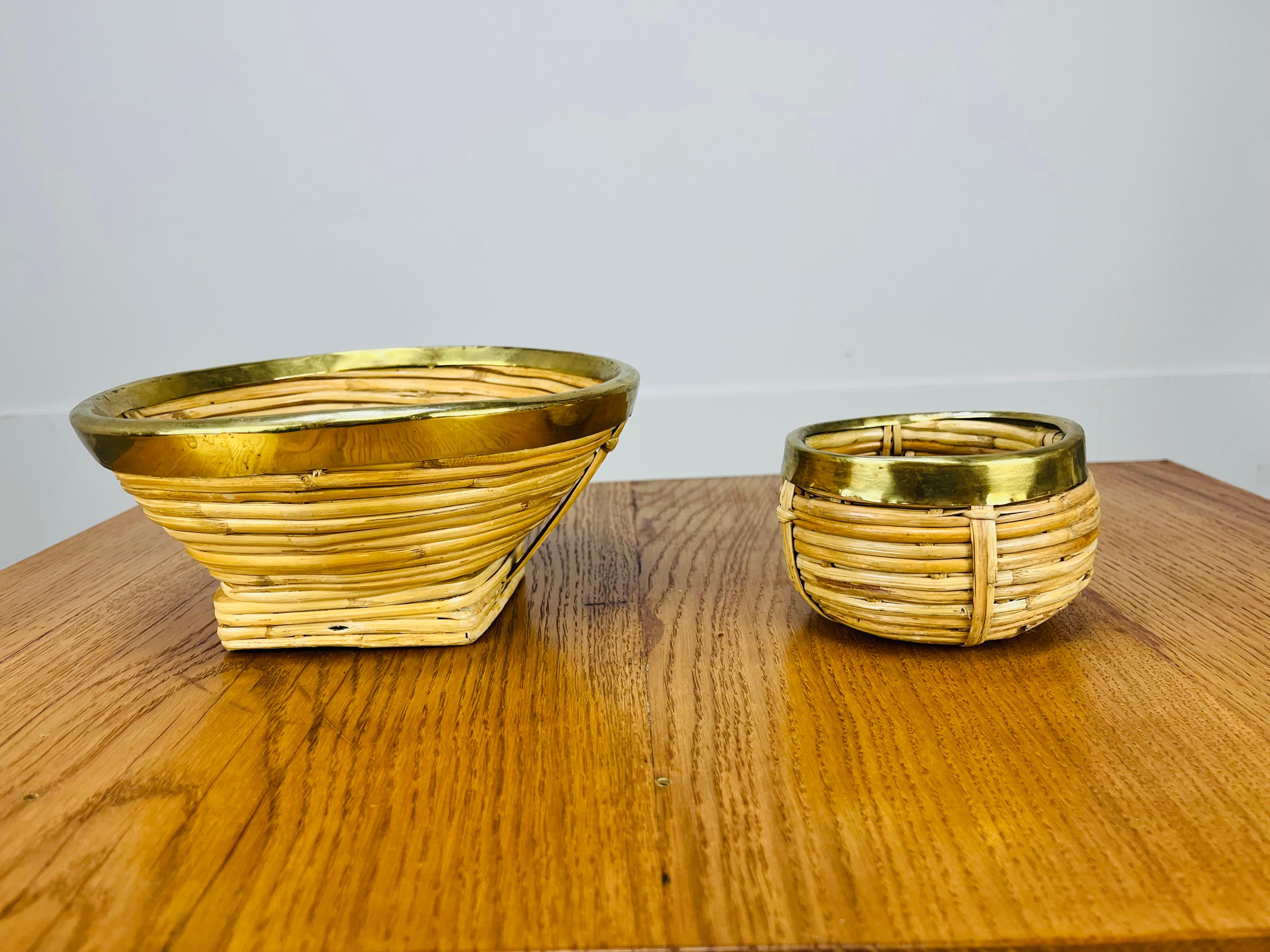 Coppia di ciotole in rattan e ottone dorato, Italia, anni '60 In condizioni buone in vendita a BELFORT, FR