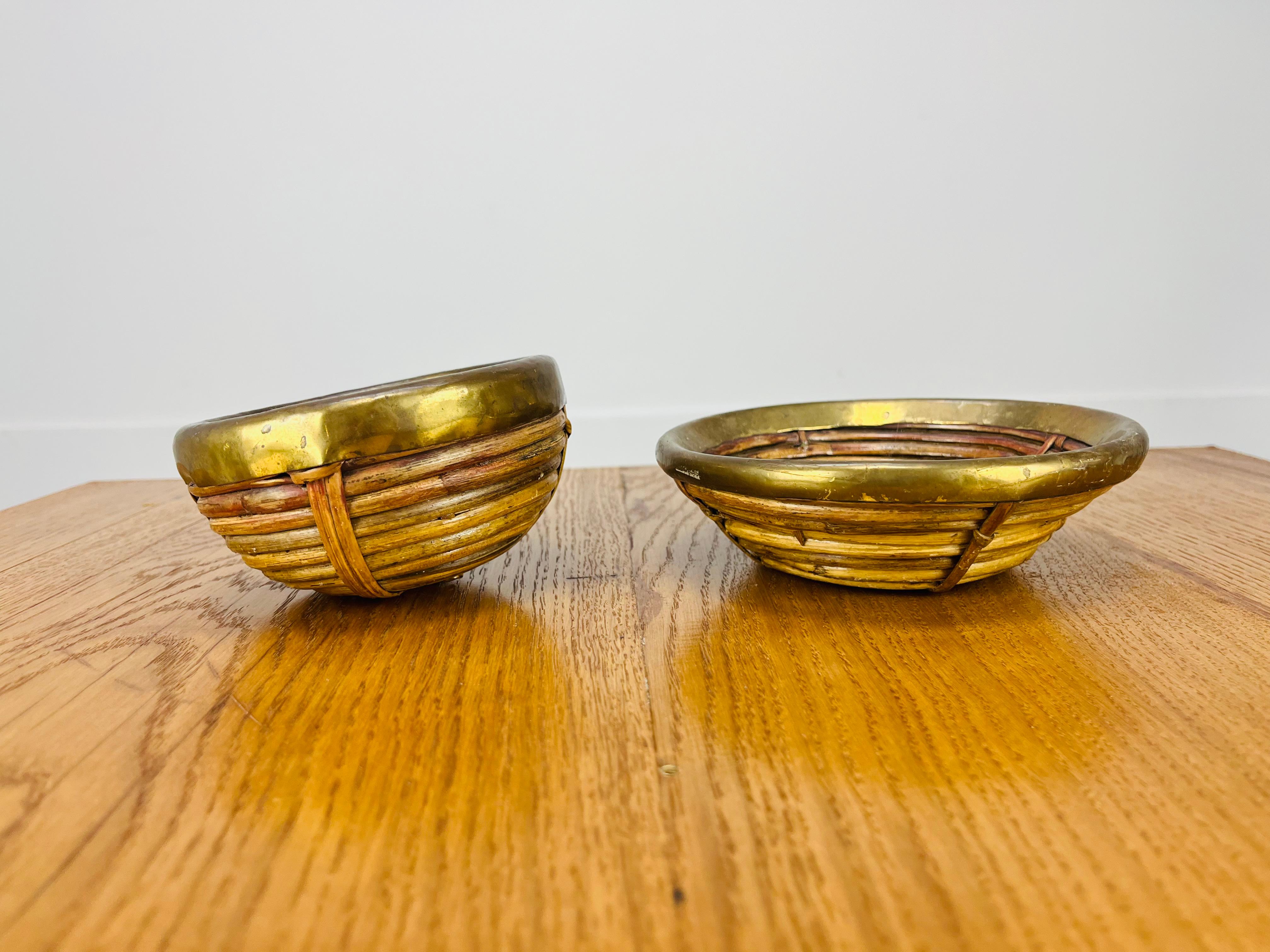 Metà XX secolo Coppia di ciotole in rattan e ottone dorato, Italia, anni '60 in vendita