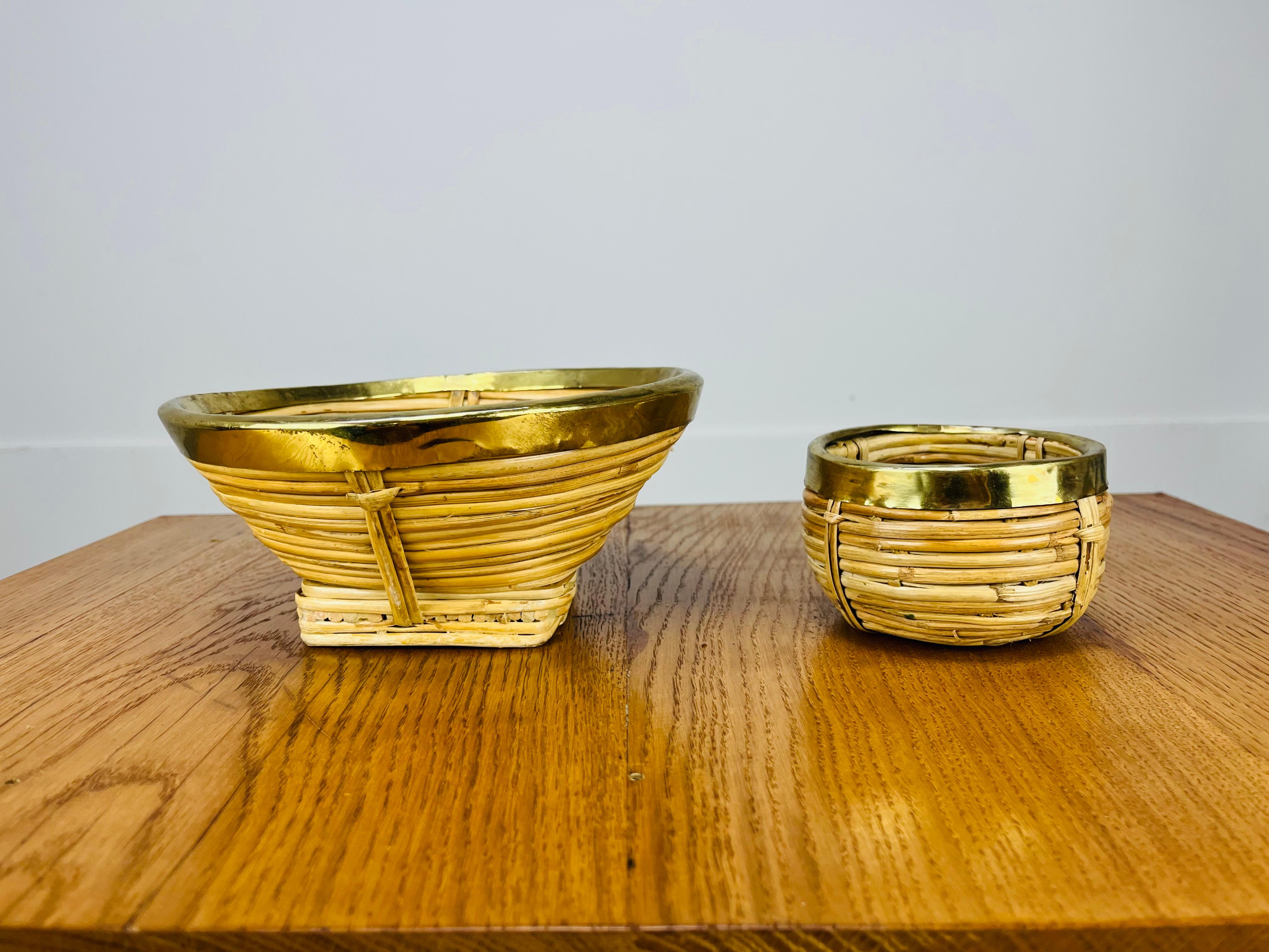 Metà XX secolo Coppia di ciotole in rattan e ottone dorato, Italia, anni '60 in vendita