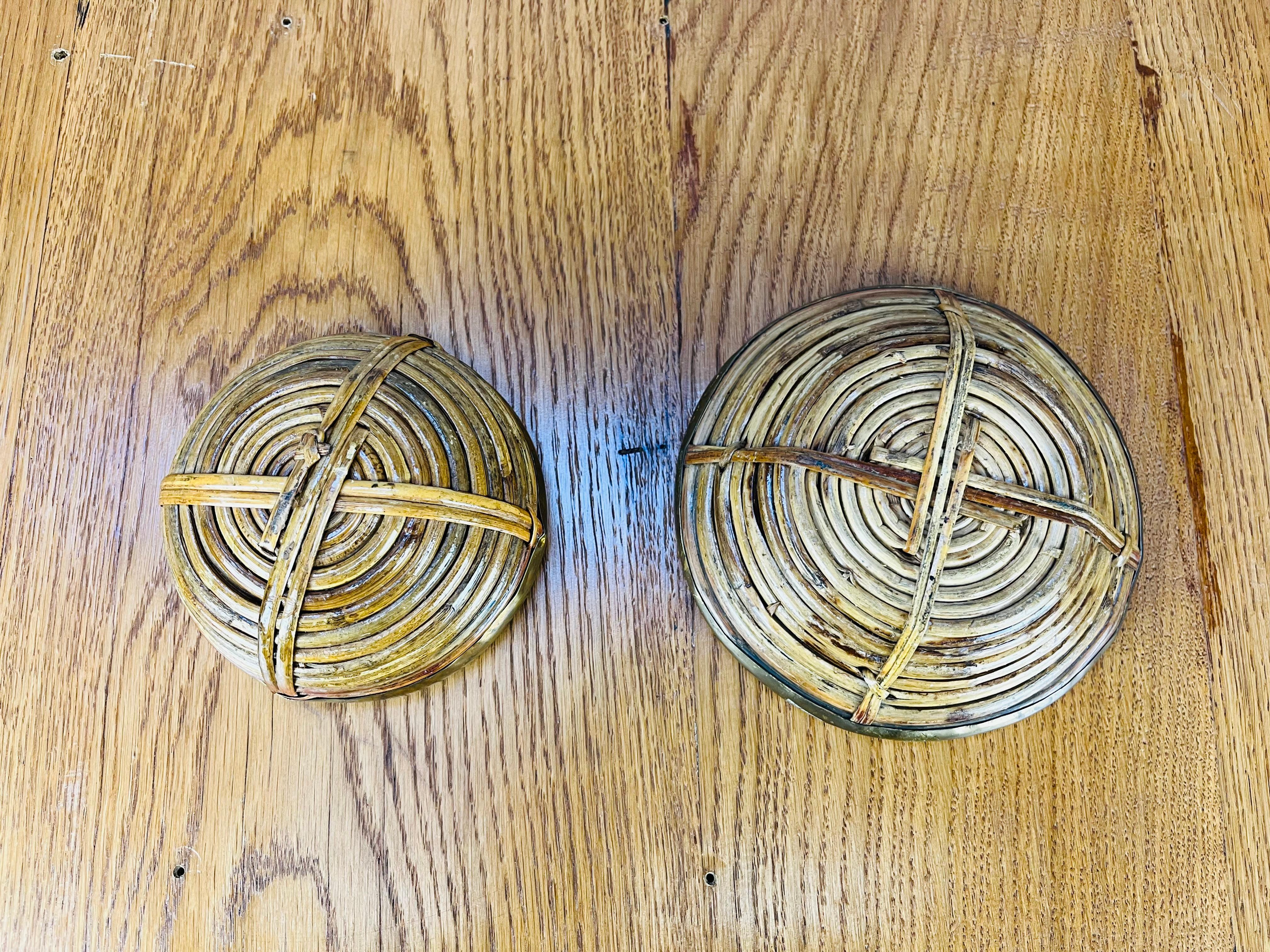 Rattan Coppia di ciotole in rattan e ottone dorato, Italia, anni '60 in vendita