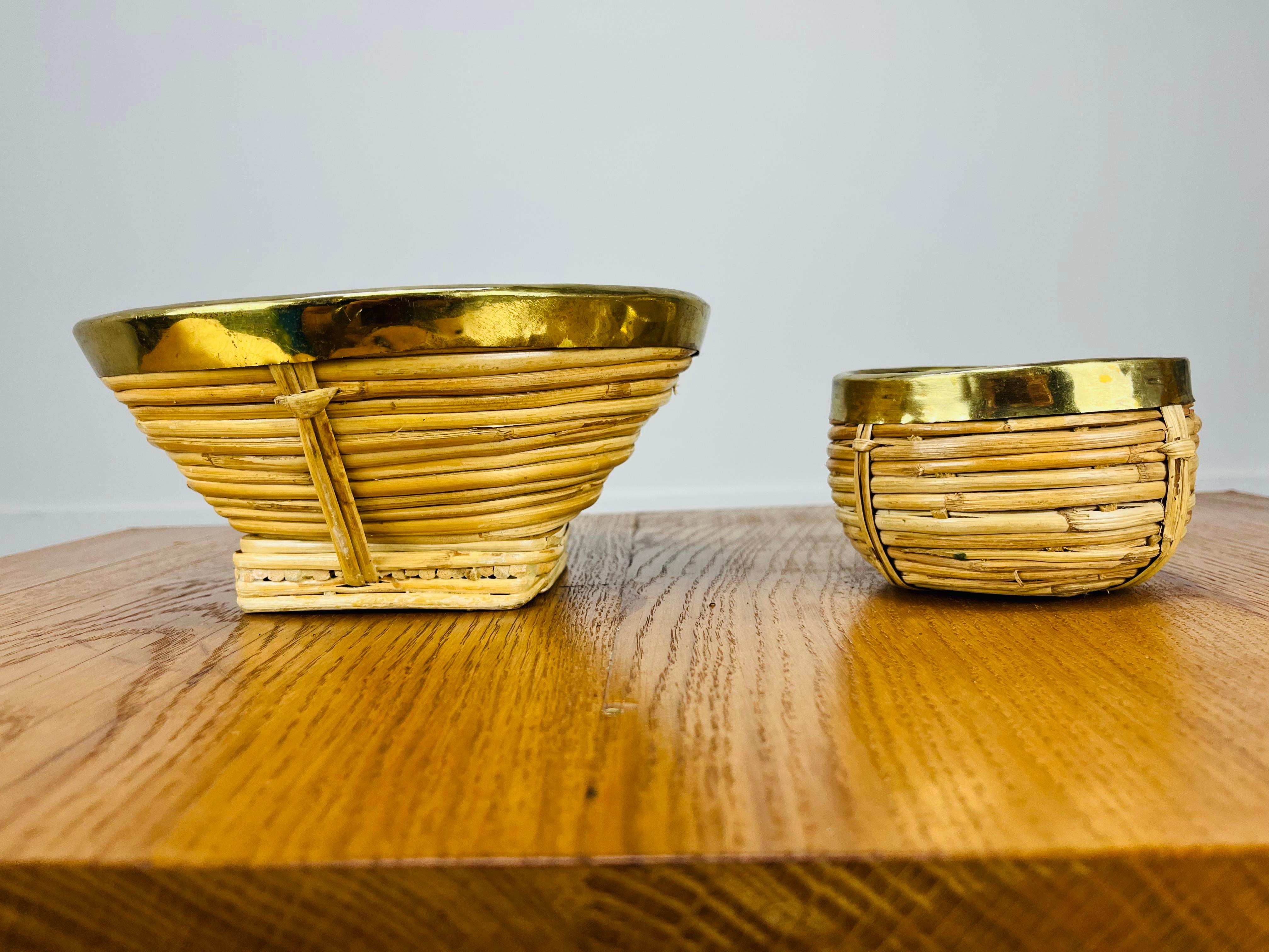 Ottone Coppia di ciotole in rattan e ottone dorato, Italia, anni '60 in vendita
