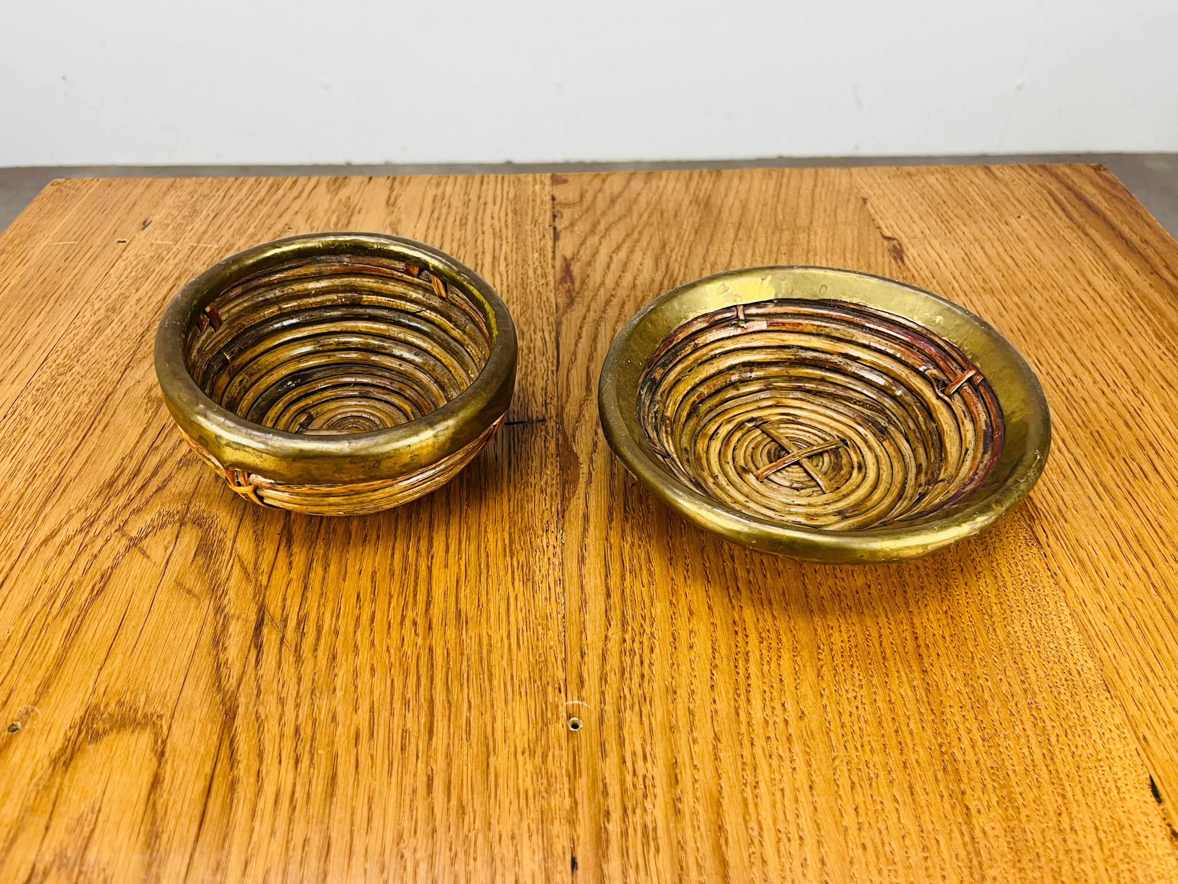 Coppia di ciotole in rattan e ottone dorato, Italia, anni '60 in vendita 1