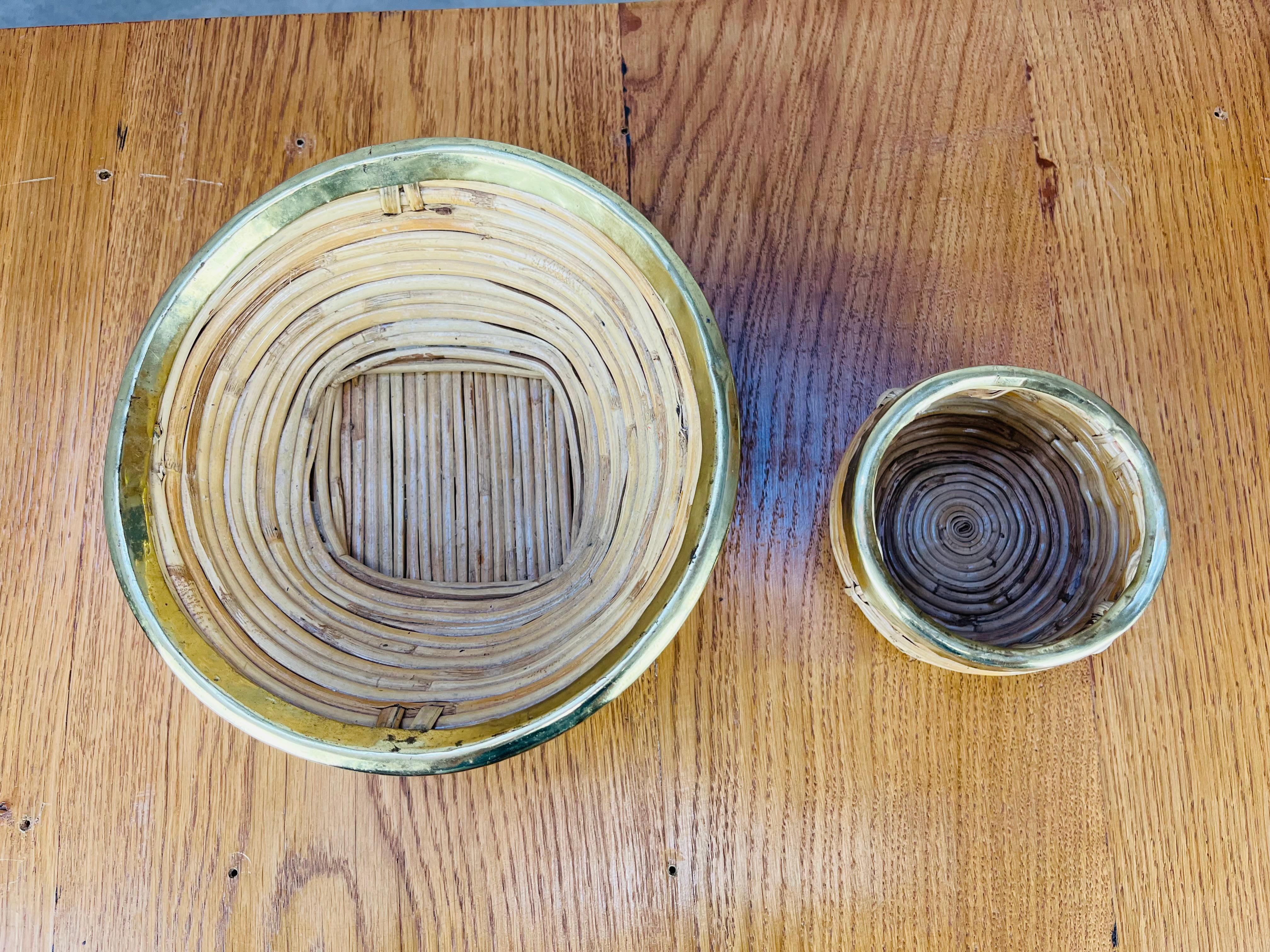 Coppia di ciotole in rattan e ottone dorato, Italia, anni '60 in vendita 1