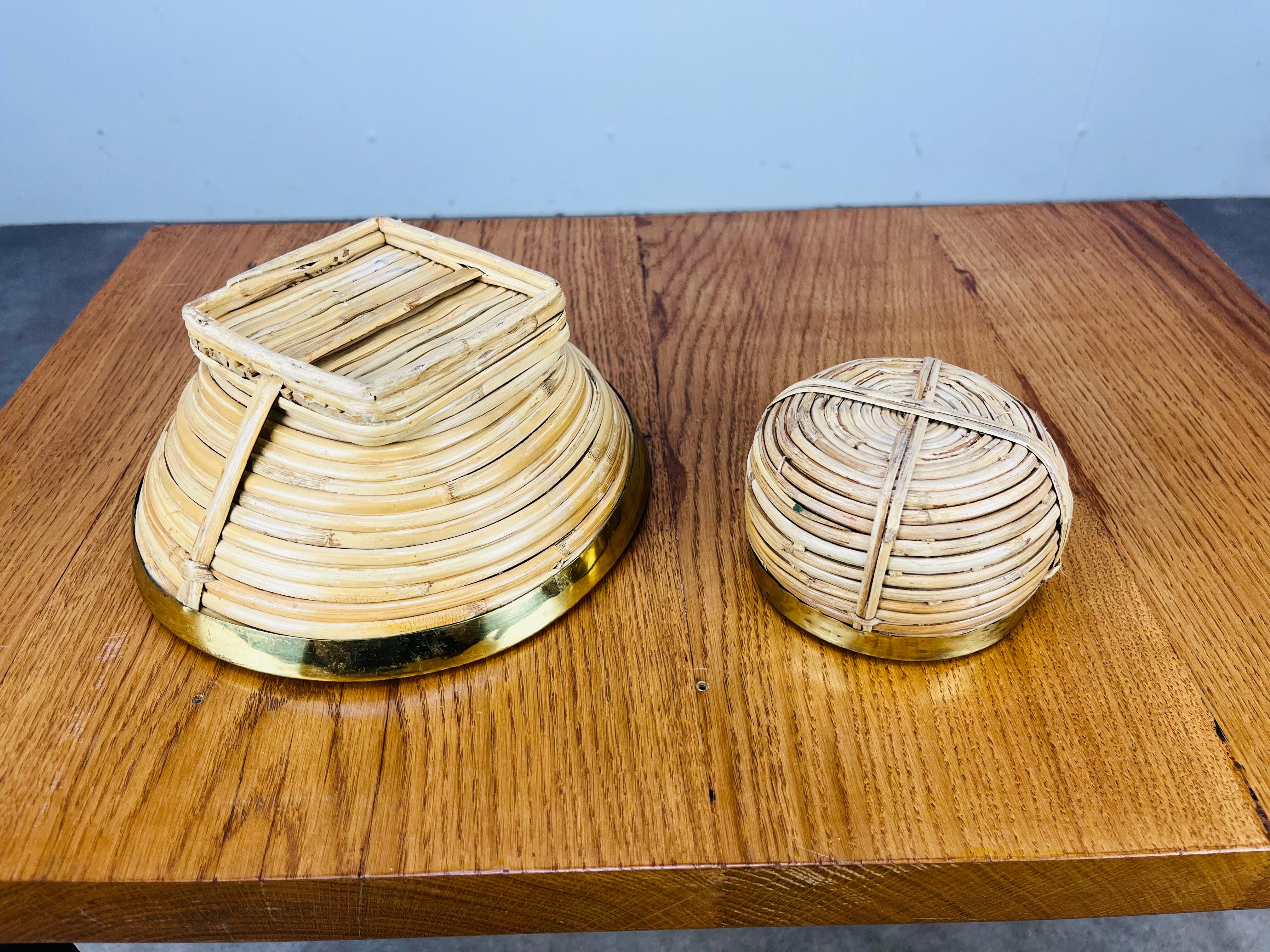 Coppia di ciotole in rattan e ottone dorato, Italia, anni '60 in vendita 2
