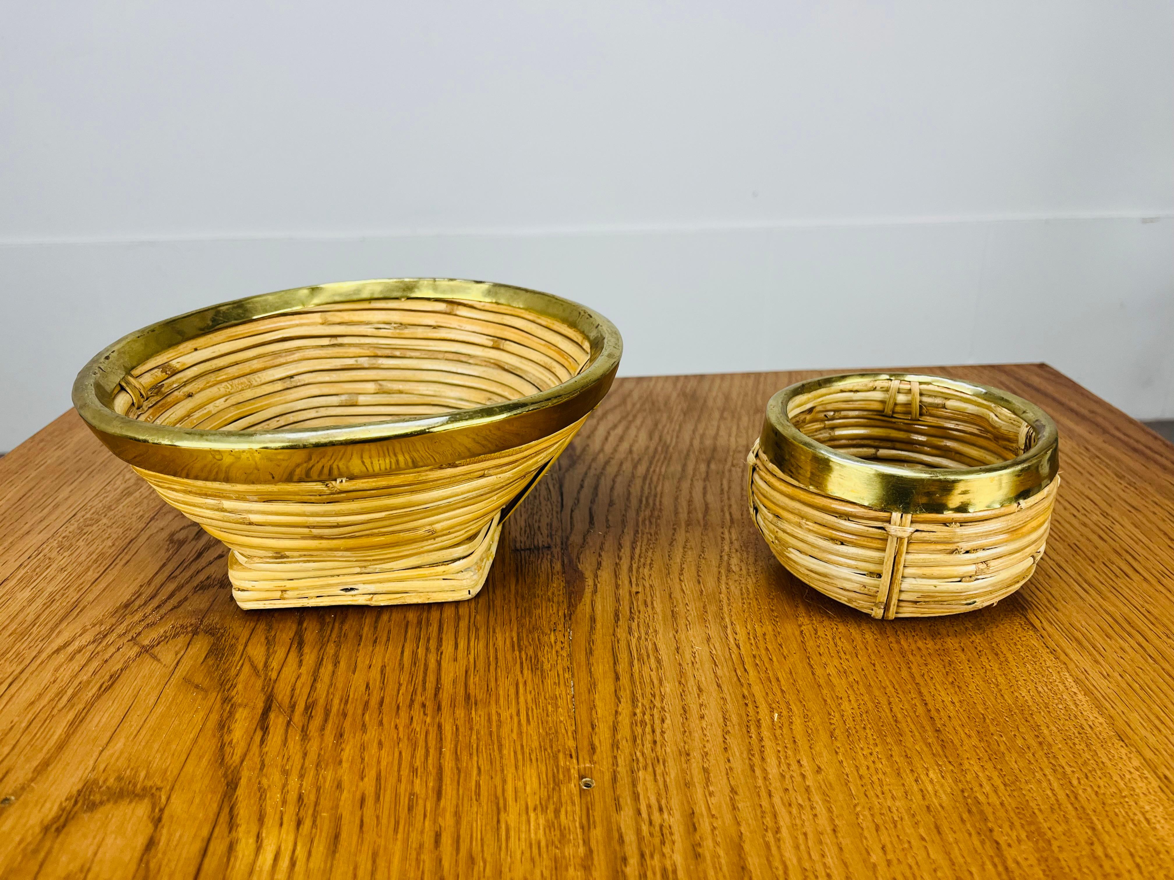 Coppia di ciotole in rattan e ottone dorato, Italia, anni '60 in vendita 3