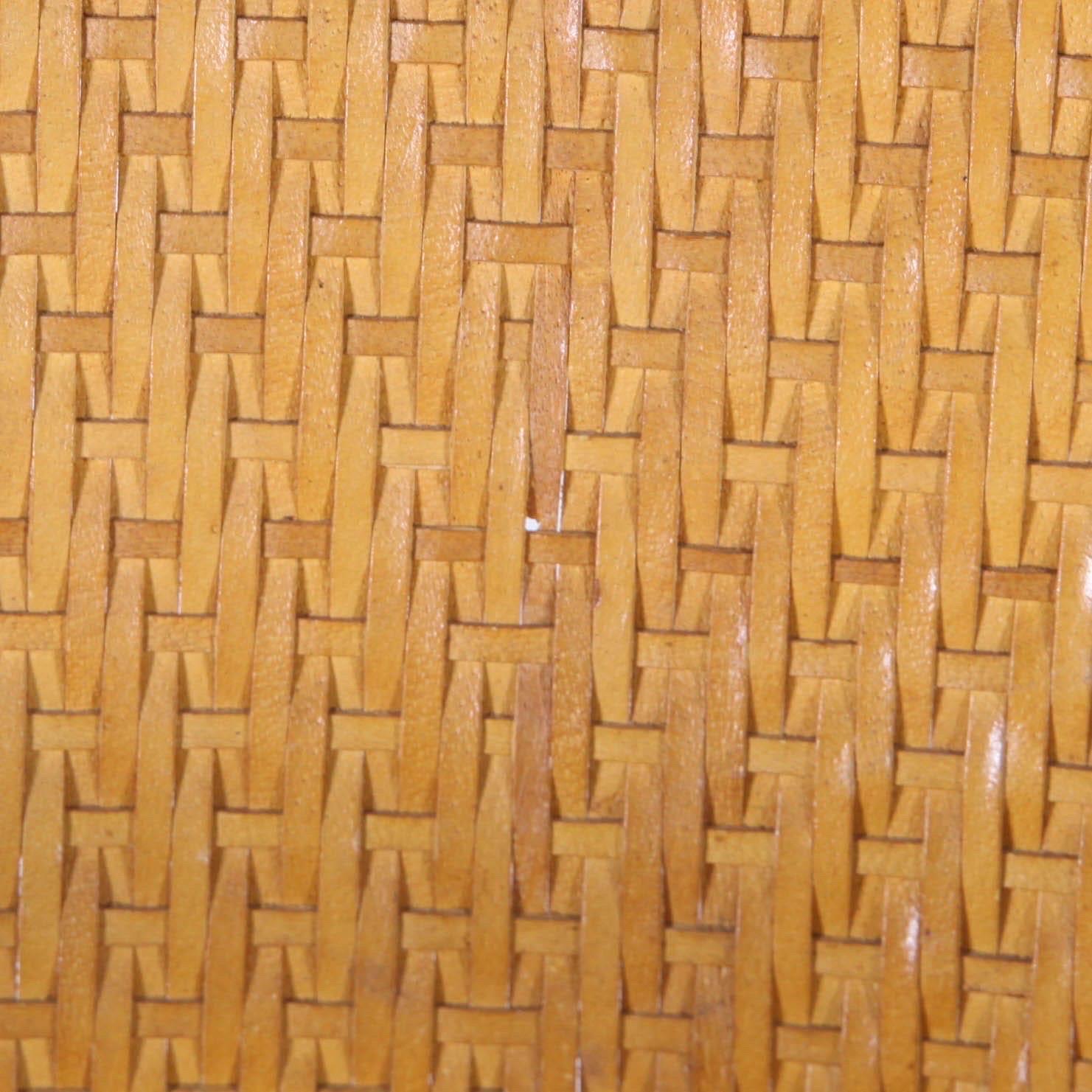 Coppia di poltrone in rattan e pelle intrecciata a mano in vendita 5