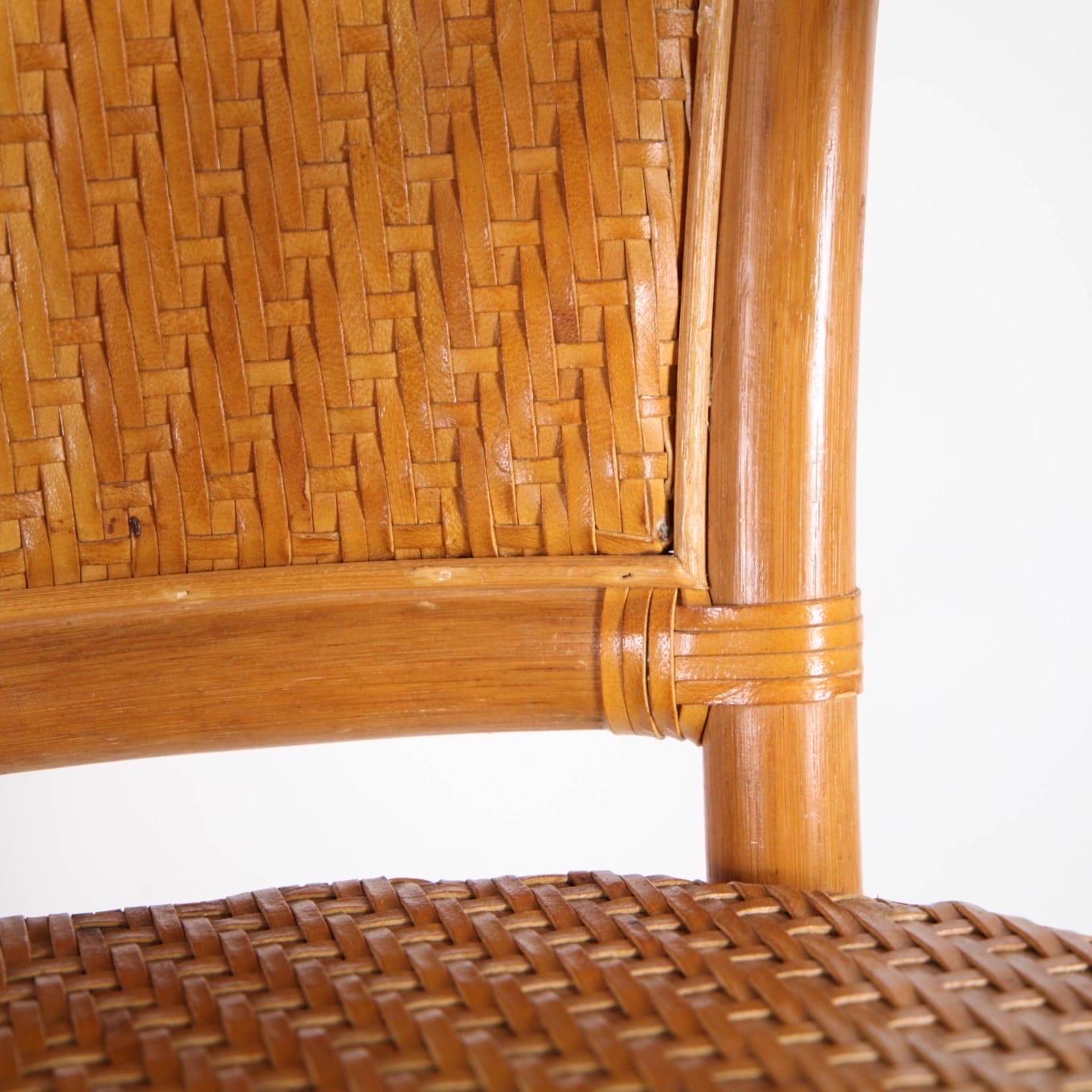 Coppia di poltrone in rattan e pelle intrecciata a mano in vendita 1