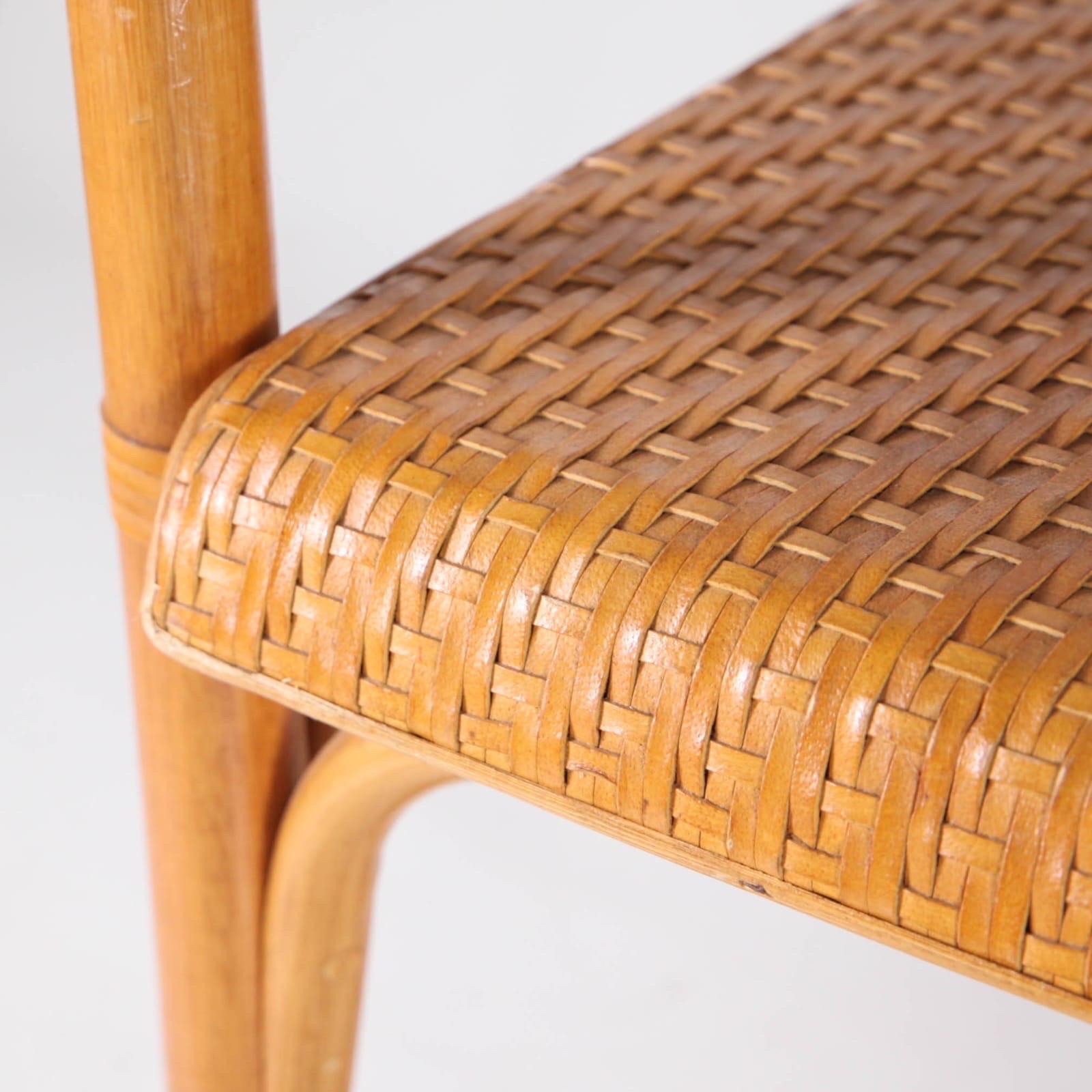 Coppia di poltrone in rattan e pelle intrecciata a mano in vendita 2