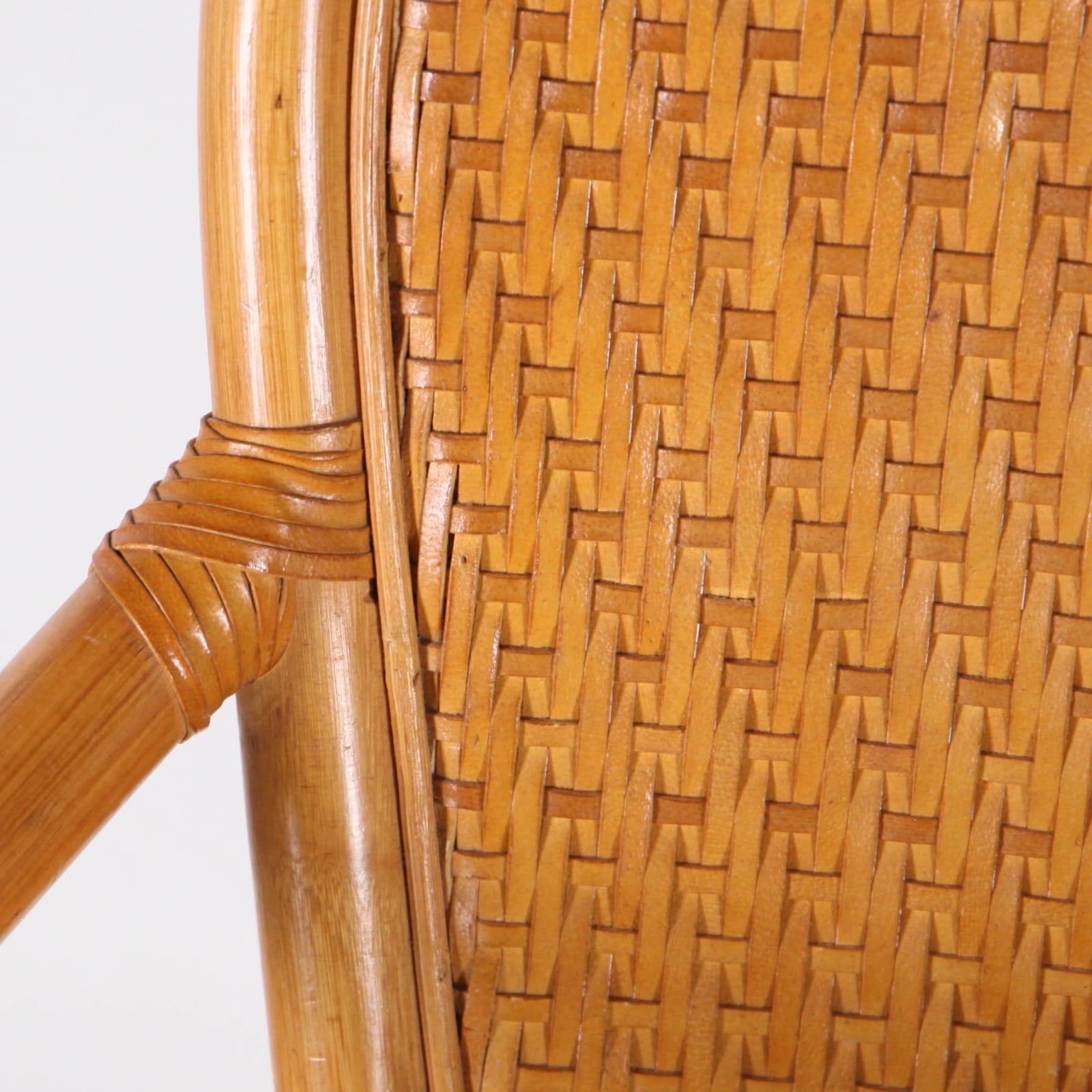 Coppia di poltrone in rattan e pelle intrecciata a mano in vendita 3