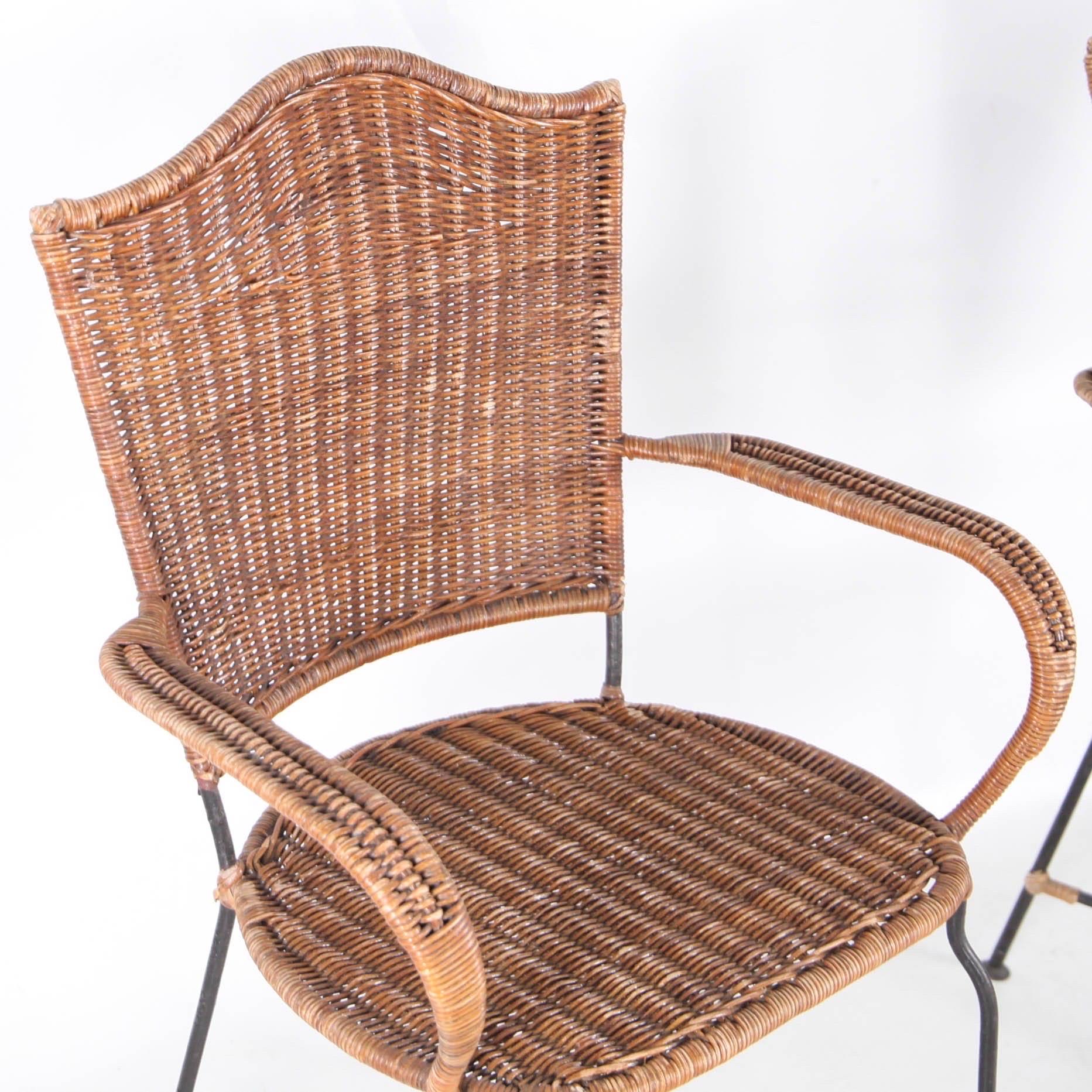 Très élégante paire de fauteuils vintage en rotin tressé à la main et en fer. Probablement français.
Confortable et en bon état.
2 paires disponibles. 