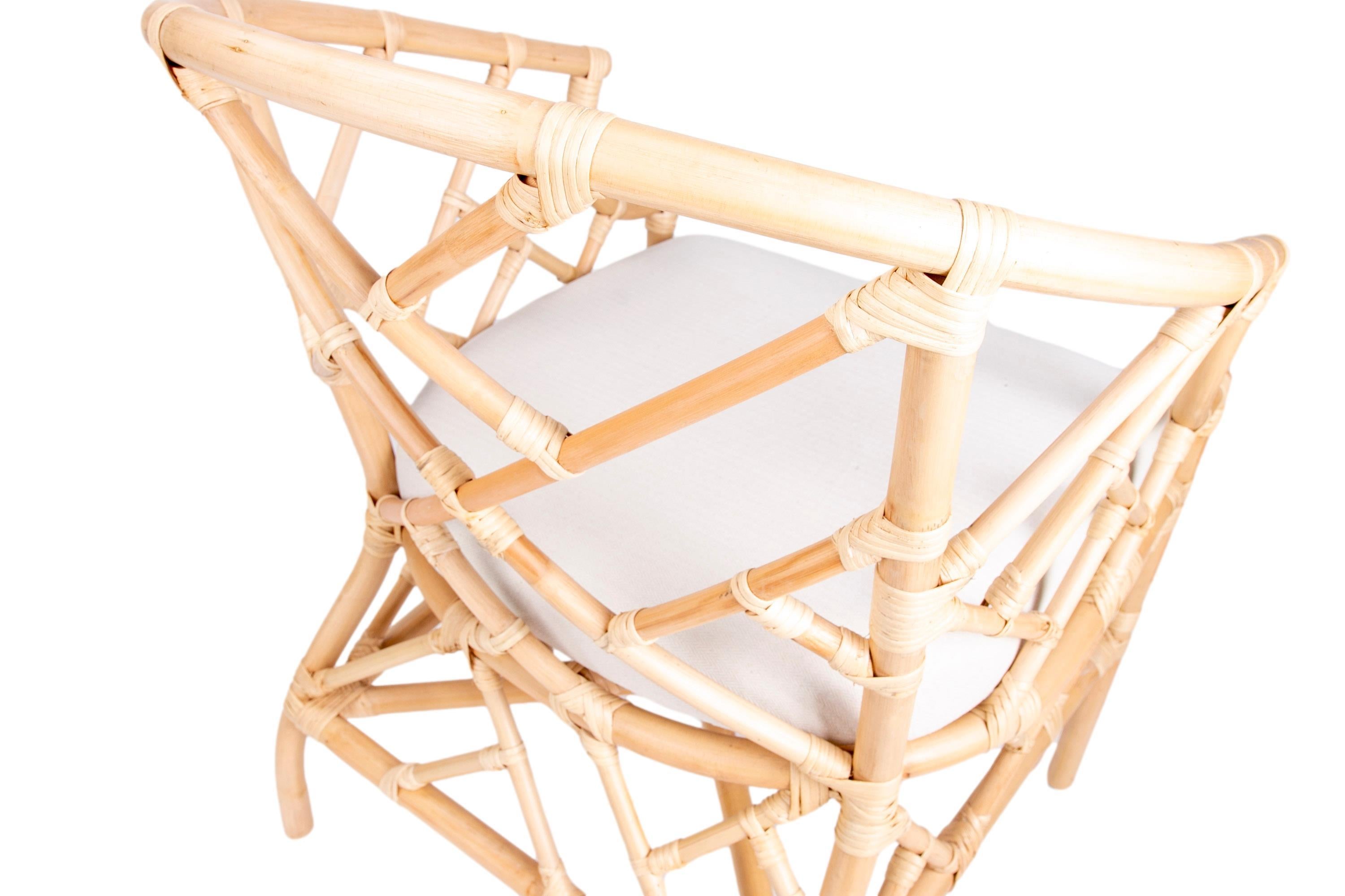 Coppia di poltrone in rattan e vimini con cuscini bianchi in vendita 5
