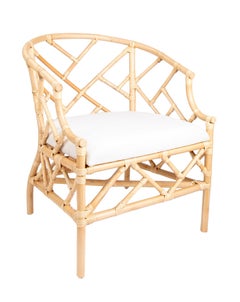 Pareja de sillones de ratán y mimbre con cojines blancos