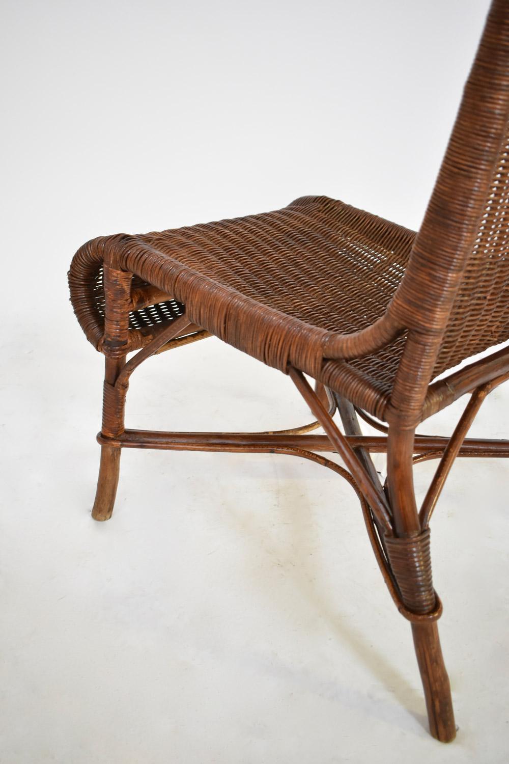 Coppia di poltrone da salotto in rattan e vimini. Francia anni '50.

(è disponibile una seconda coppia di sedie per creare un set di quattro sedie).
