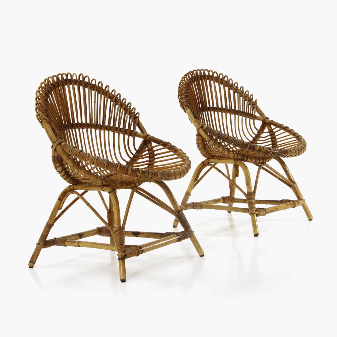 Pair of Italian-made armchairs made in the 1950s.
Body and legs in curved and woven rattan.
Good general condition, some signs due to normal use over time.

Dimensions: Length 60 cm, depth 60 cm, height 80 cm, seat height 40 cm.