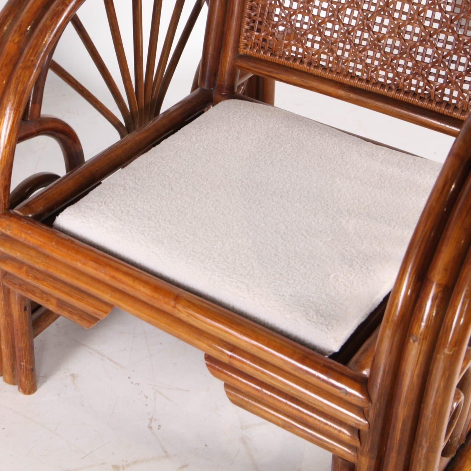 Spettacolare coppia di poltrone in rattan e canapa del 1970 circa.
Nuovo tessuto bouclé sui cuscini.
Molto comodo, in ottime condizioni. 