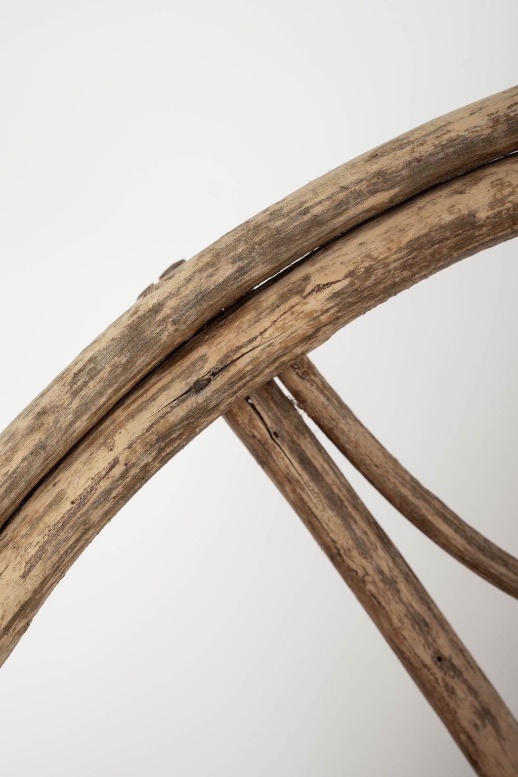 Coppia di poltrone in rattan del 1950-1979 circa. Due poltrone francesi costruite in salice con sedili in legno intrecciato. Venduti insieme al prezzo di 3,800 dollari per la coppia.

Le dimensioni delle poltrone variano leggermente:

Prima sedia: H