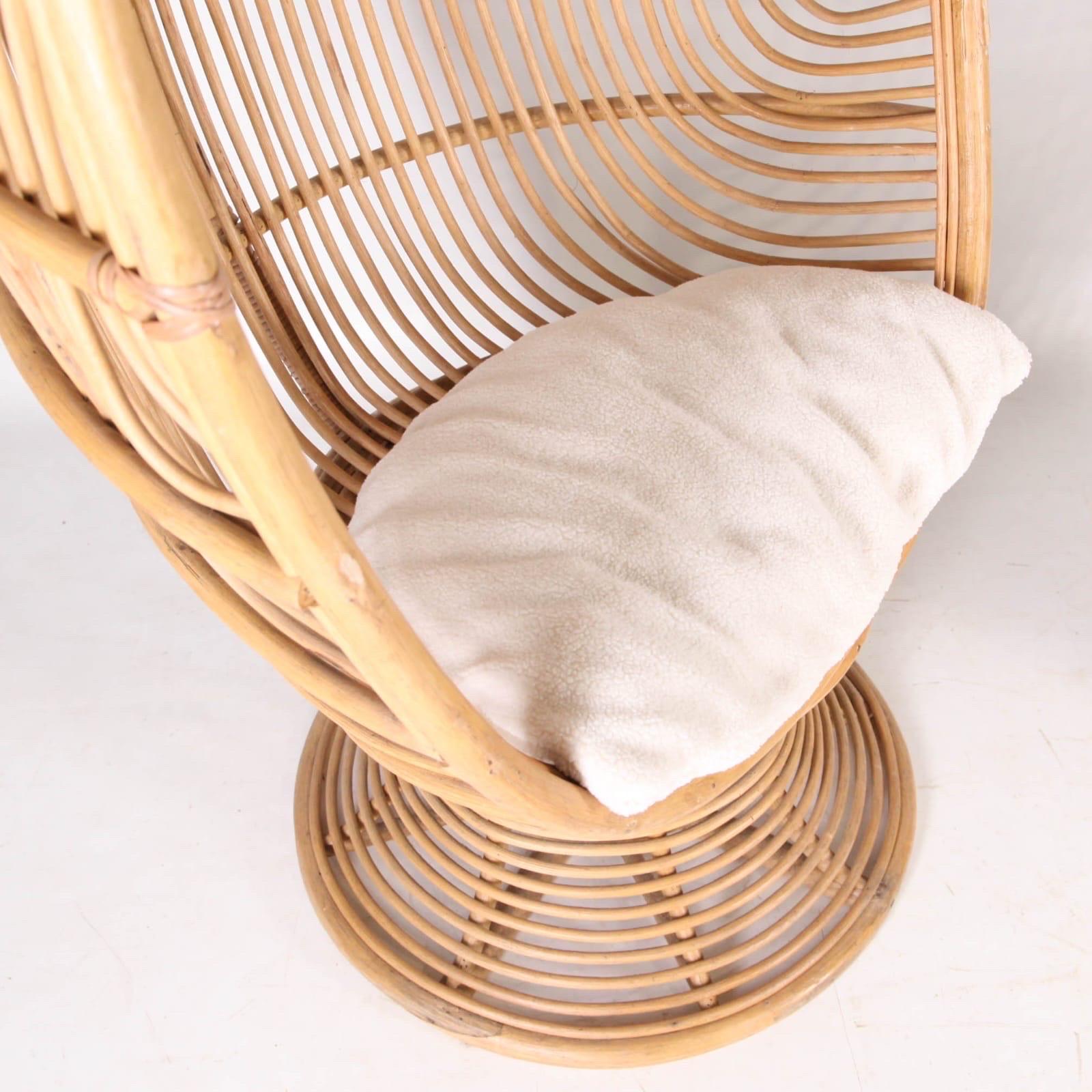 Coppia di poltrone in rattan in vendita 3