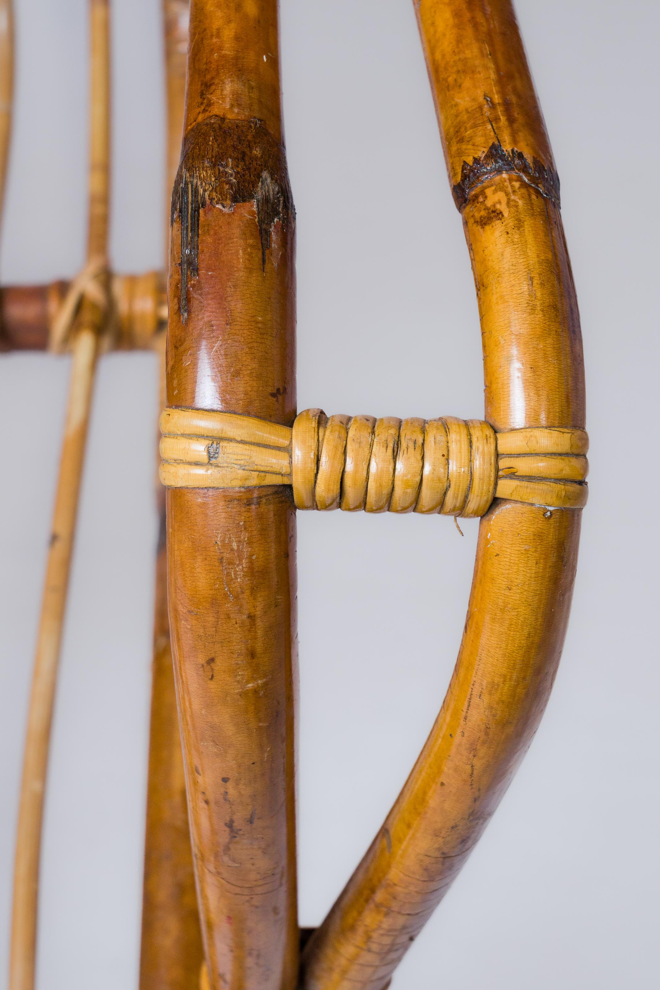 Coppia di poltrone in rattan nello stile di Audoux Minnet - Francia anni '60 in vendita 4