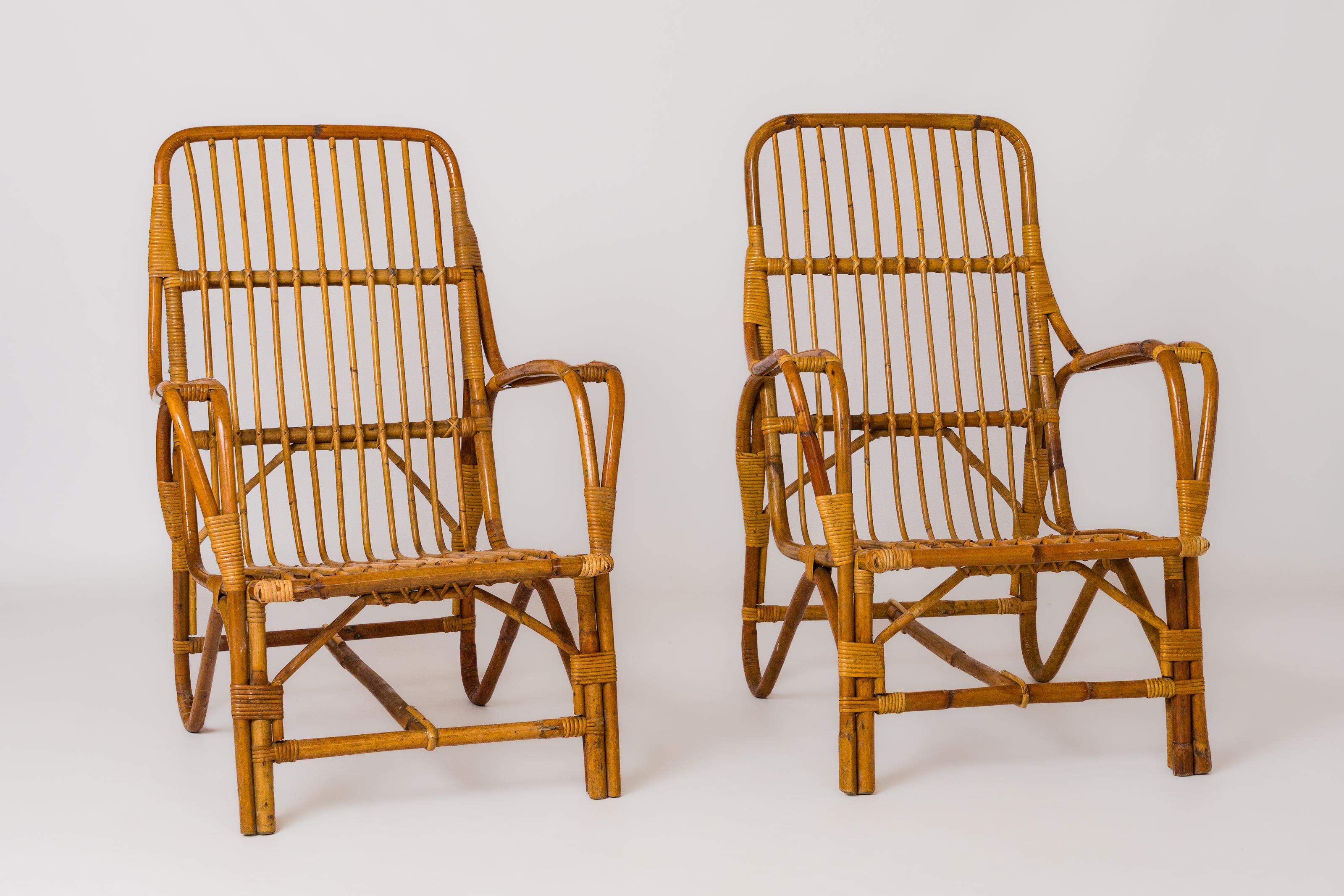 Coppia di poltrone in rattan con gambe posteriori ricurve ad arco attaccate ai braccioli. Nello stile di Audoux & Minnet.
In buone condizioni vintage. Alcune fascette e aste della seduta sono state restaurate da un professionista del rattan.
Queste