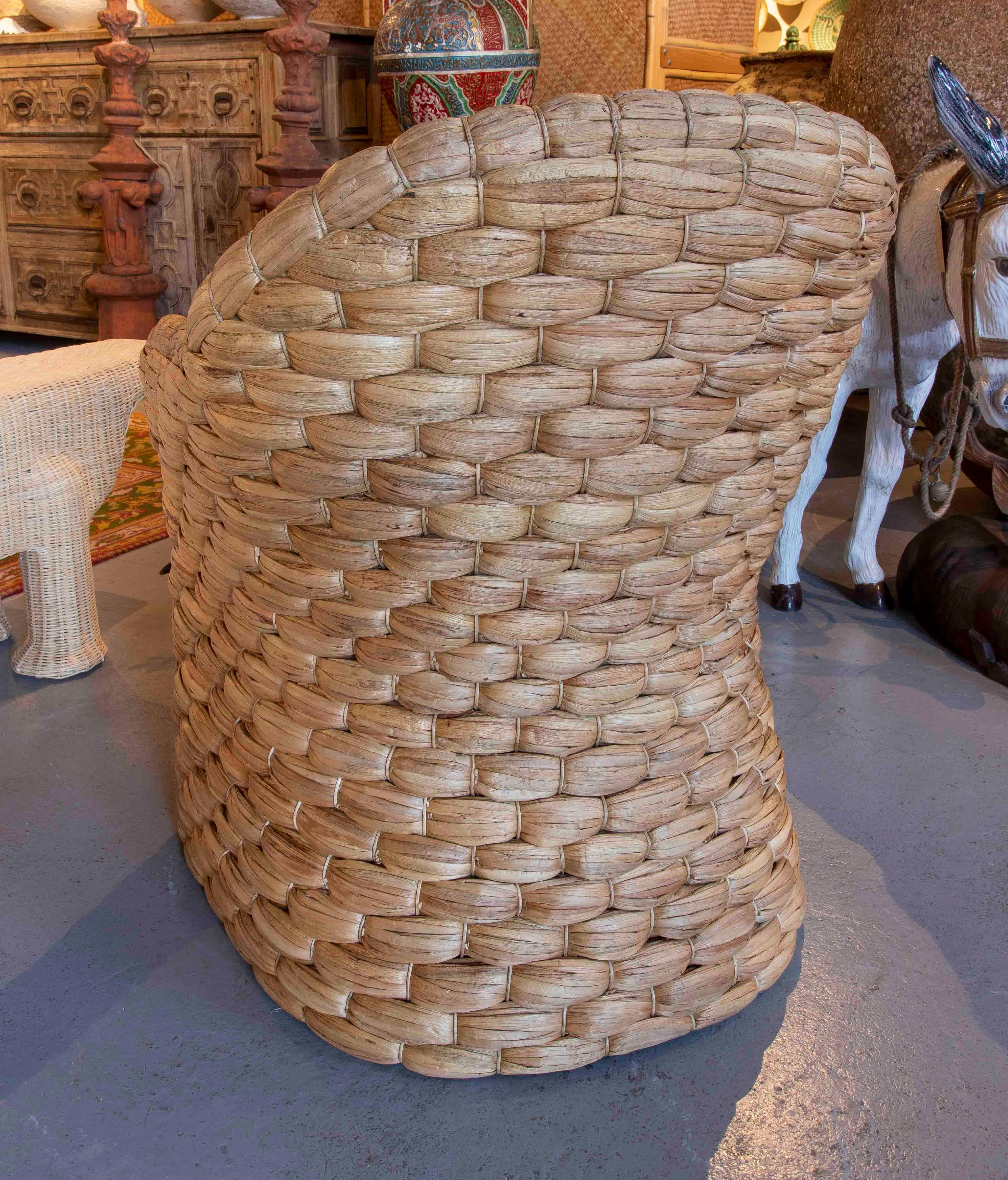 Rotin Paire de fauteuils en rotin avec dossier et coussins en blanc en vente