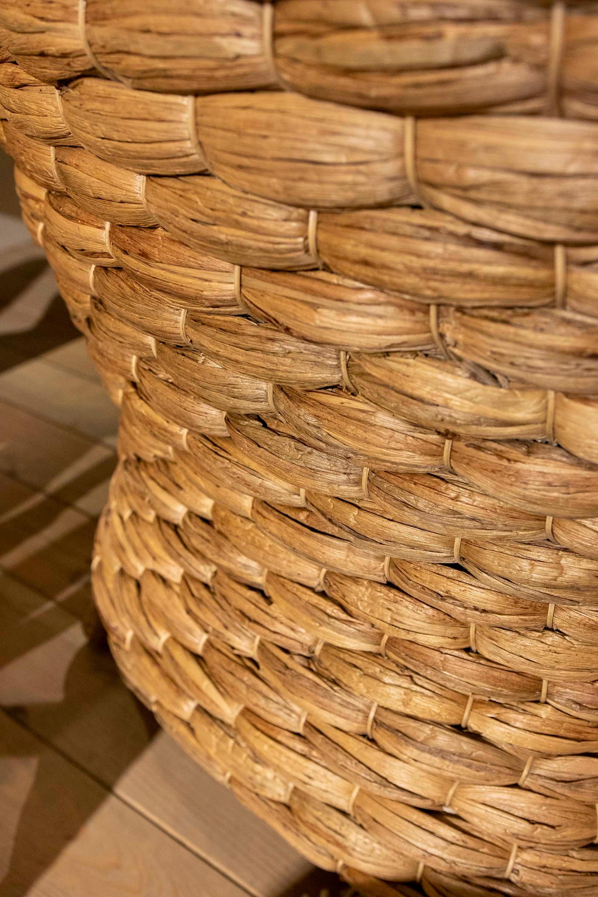 Coppia di poltrone in rattan con schienale dritto e cuscini nei toni del bianco 2