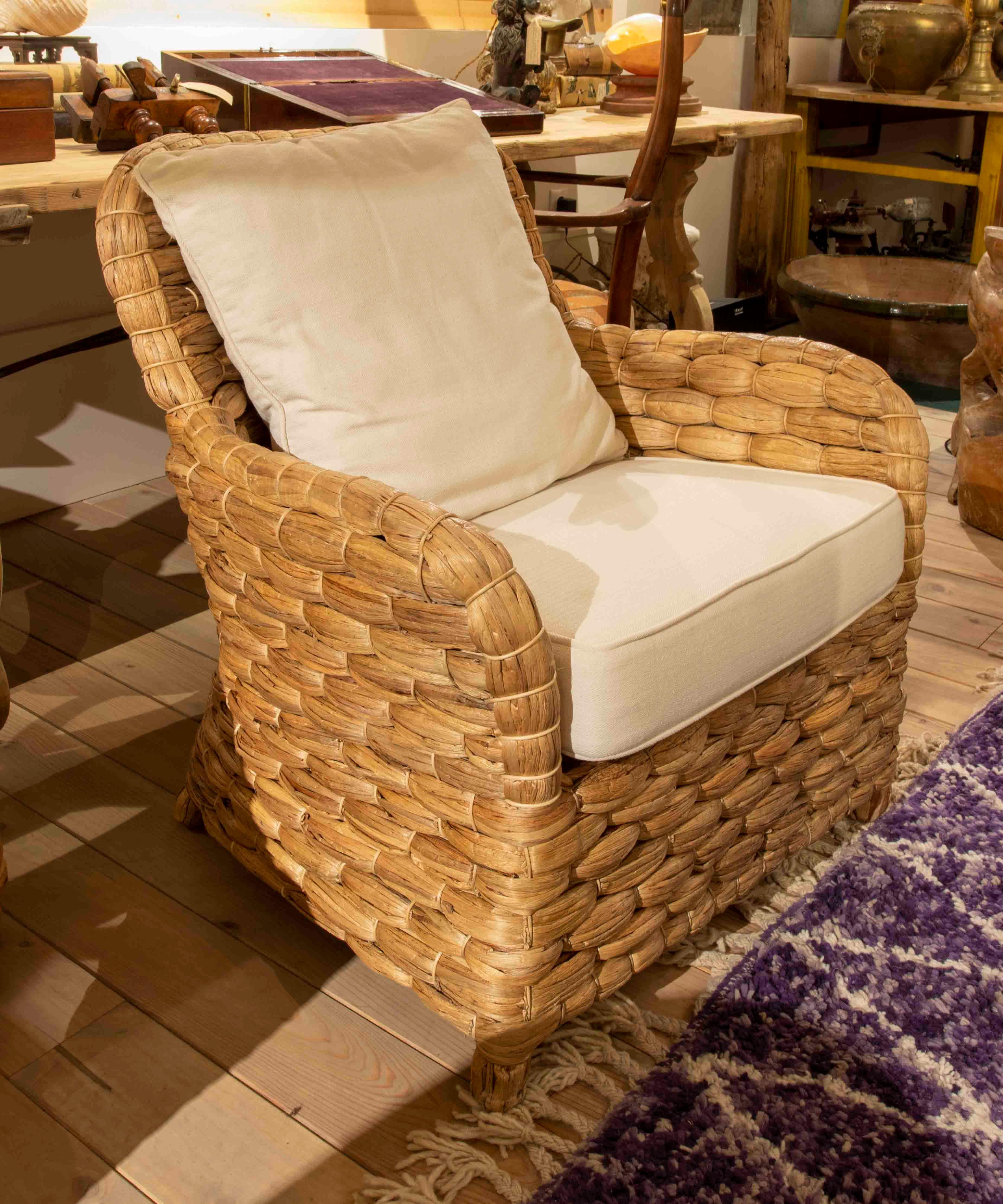 Pair of Rattan Armchairs with Straight Back and Cushions in White Tones In Good Condition For Sale In Marbella, ES