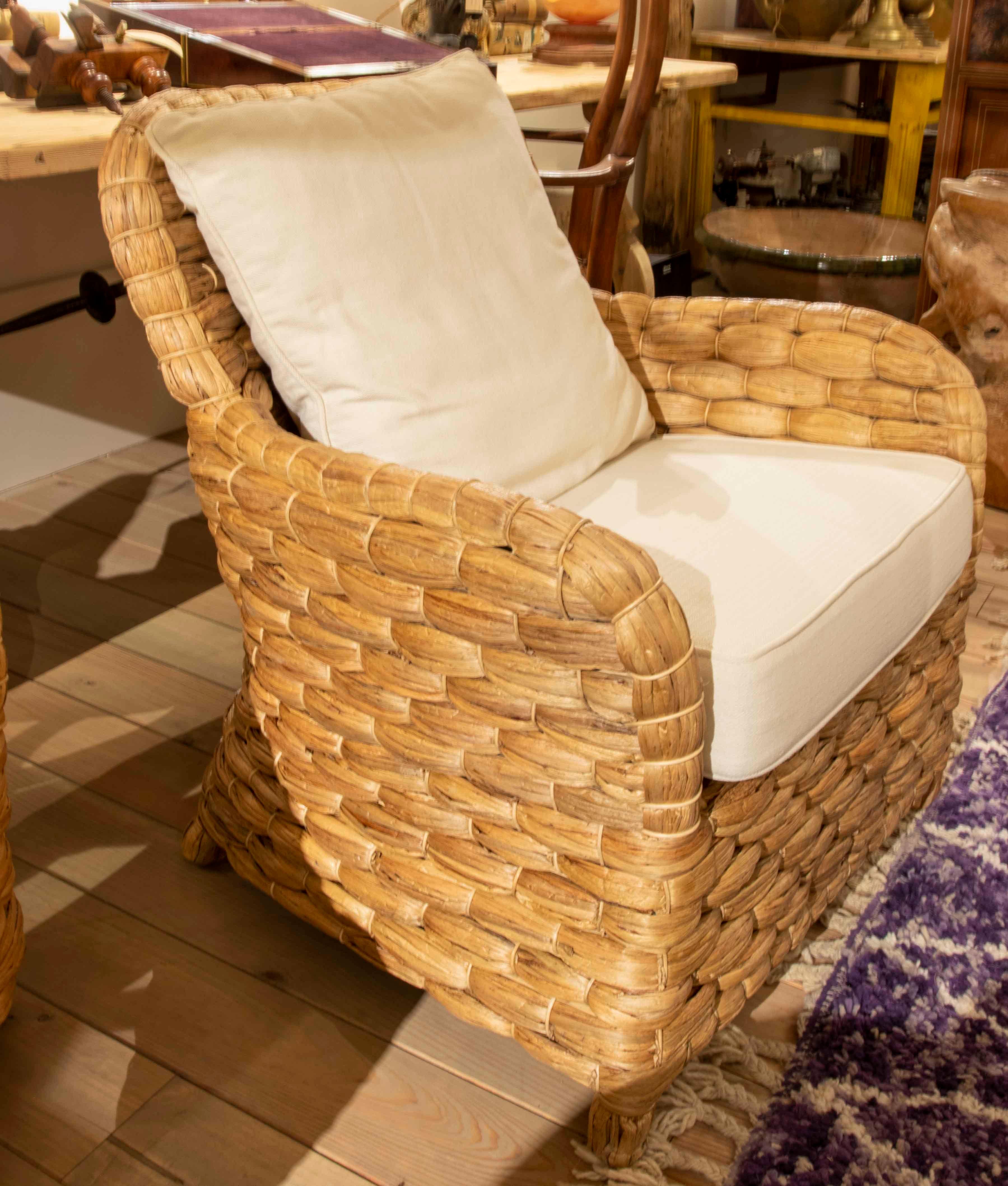 Contemporary Pair of Rattan Armchairs with Straight Back and Cushions in White Tones For Sale