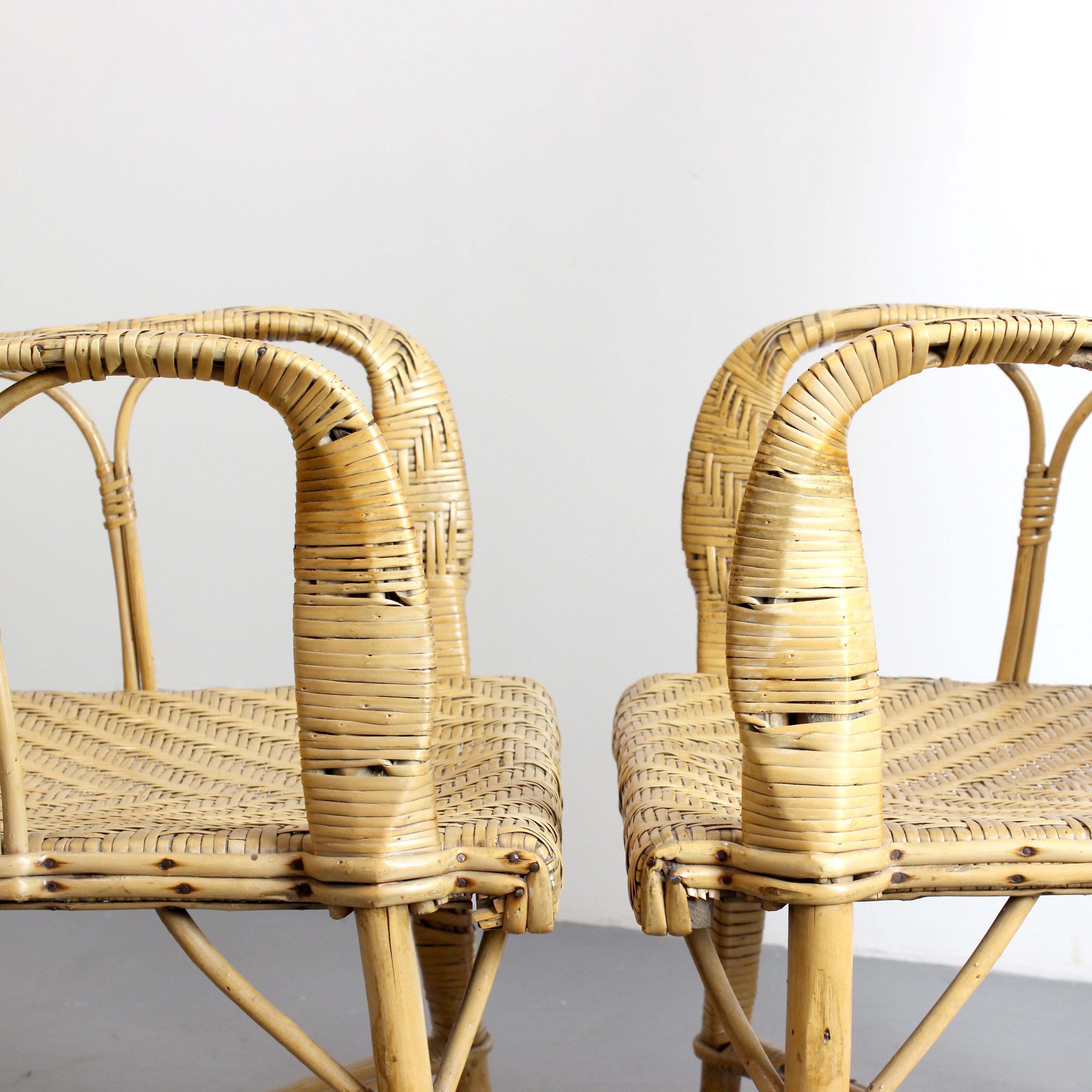 Pareja de sillones de ratán con armazón de madera - España - c. 1970 mediados del siglo XX en venta