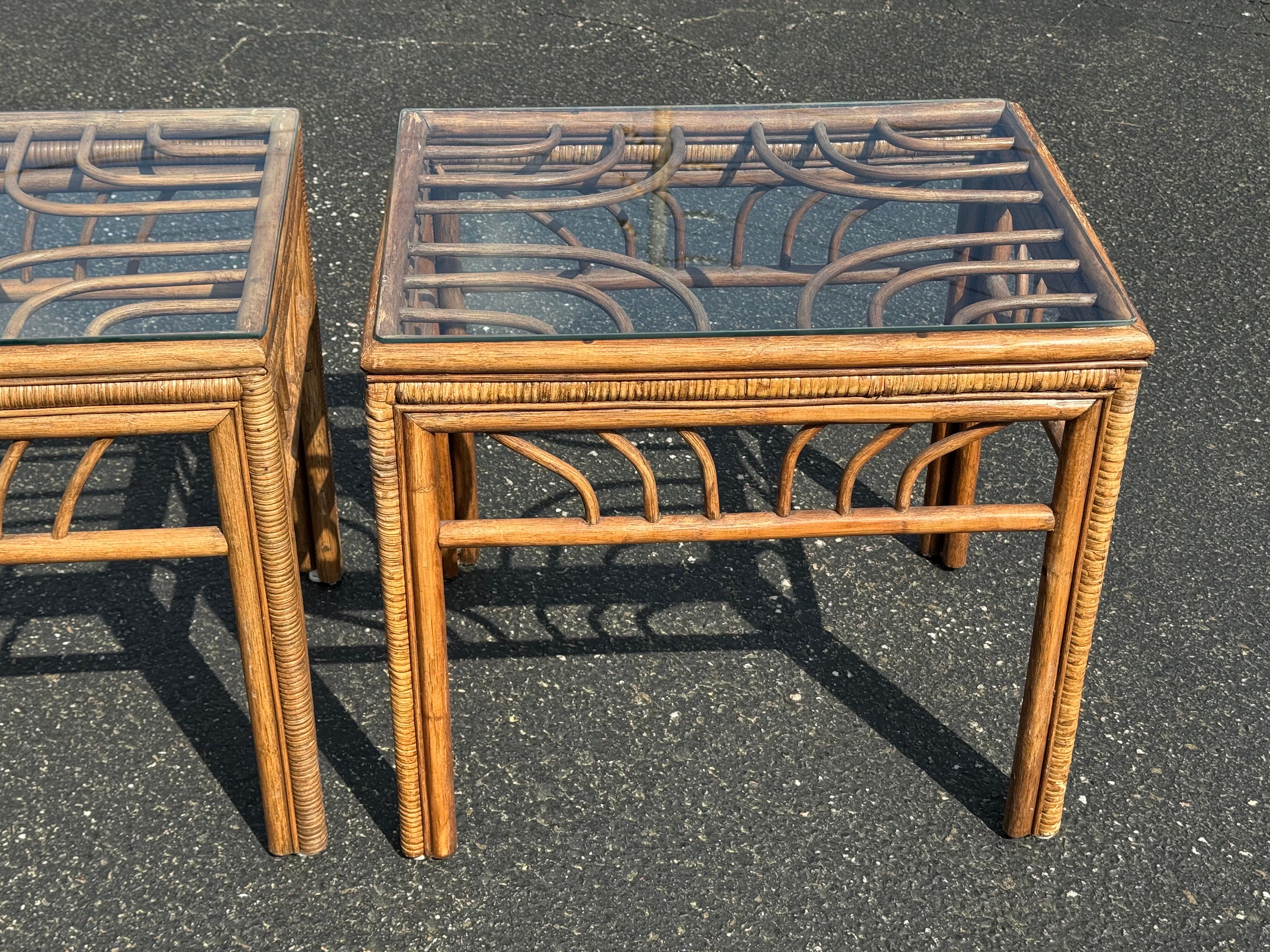 Coppia di tavolini in rattan e bambù in vendita 4
