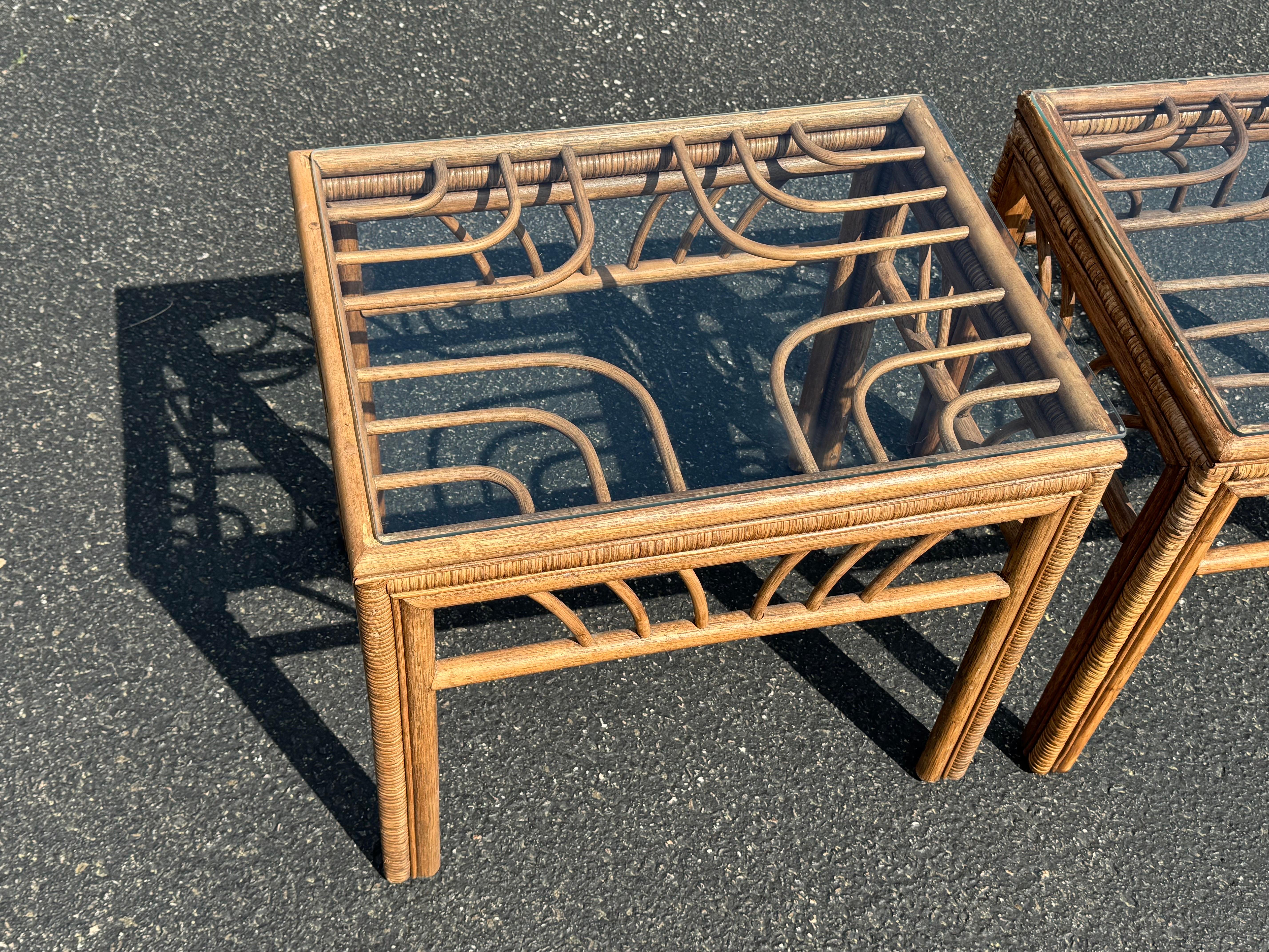 Coppia di tavolini in rattan e bambù in vendita 5