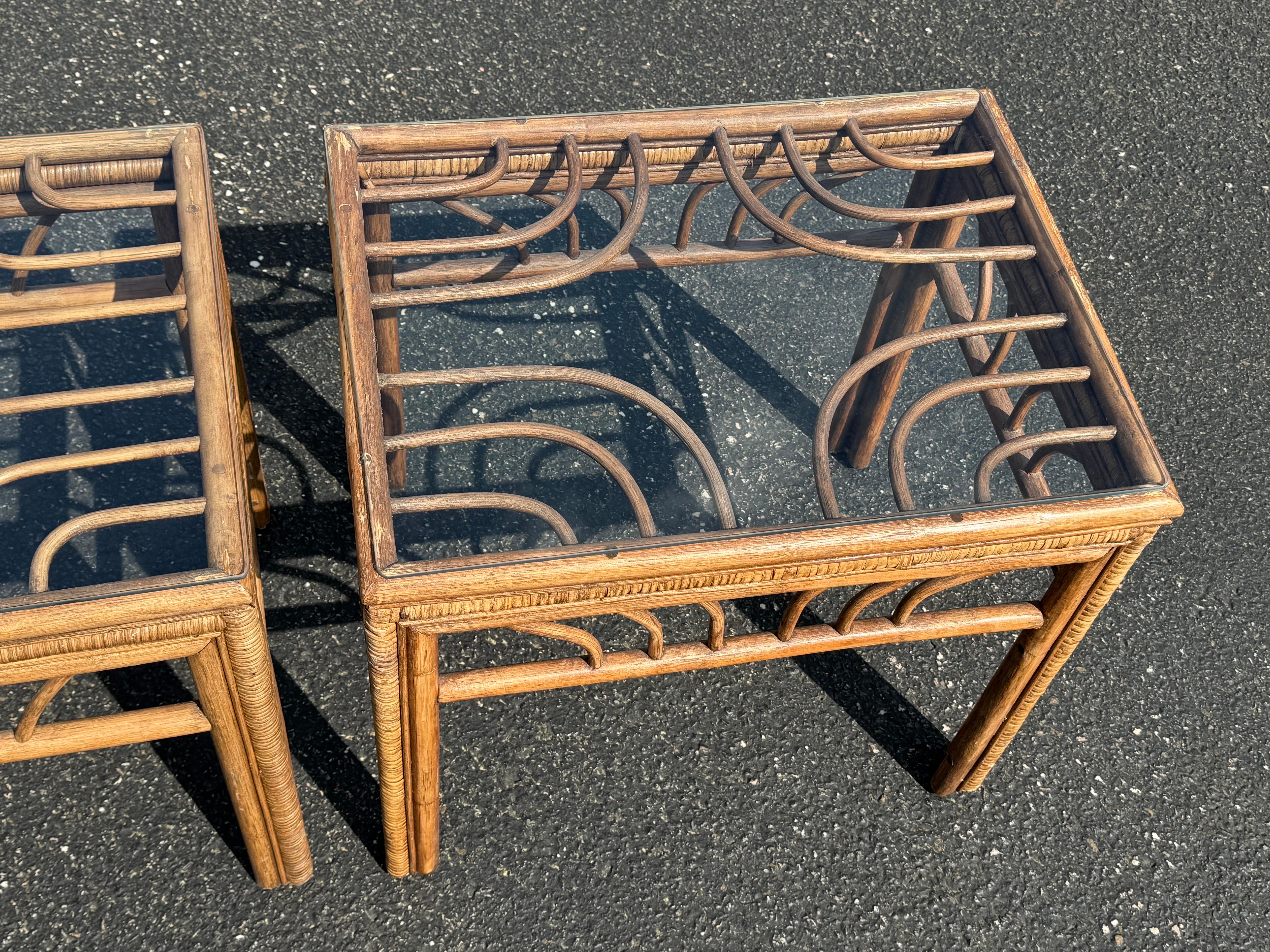 Coppia di tavolini in rattan e bambù in vendita 6