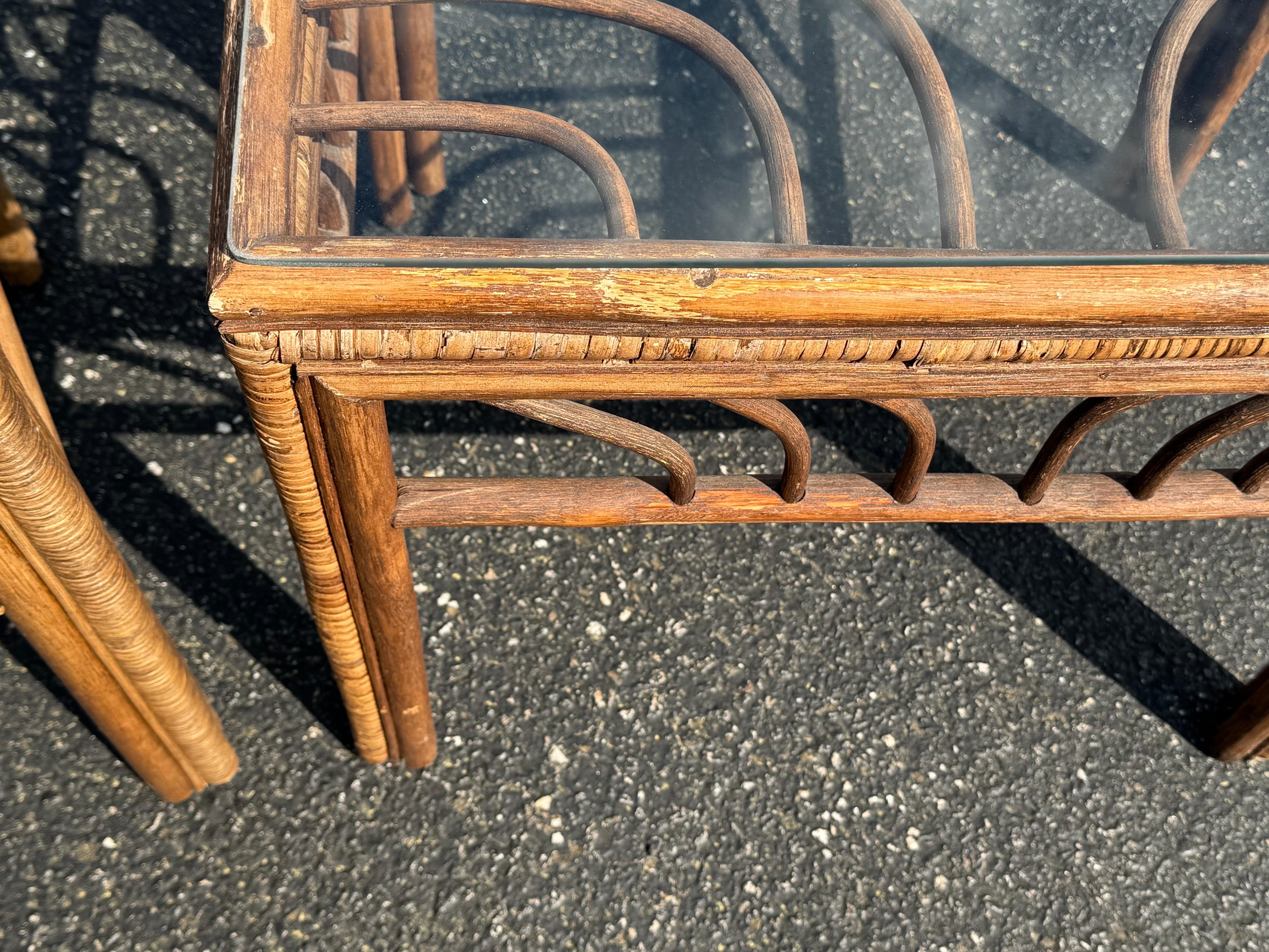 Coppia di tavolini in rattan e bambù in vendita 7