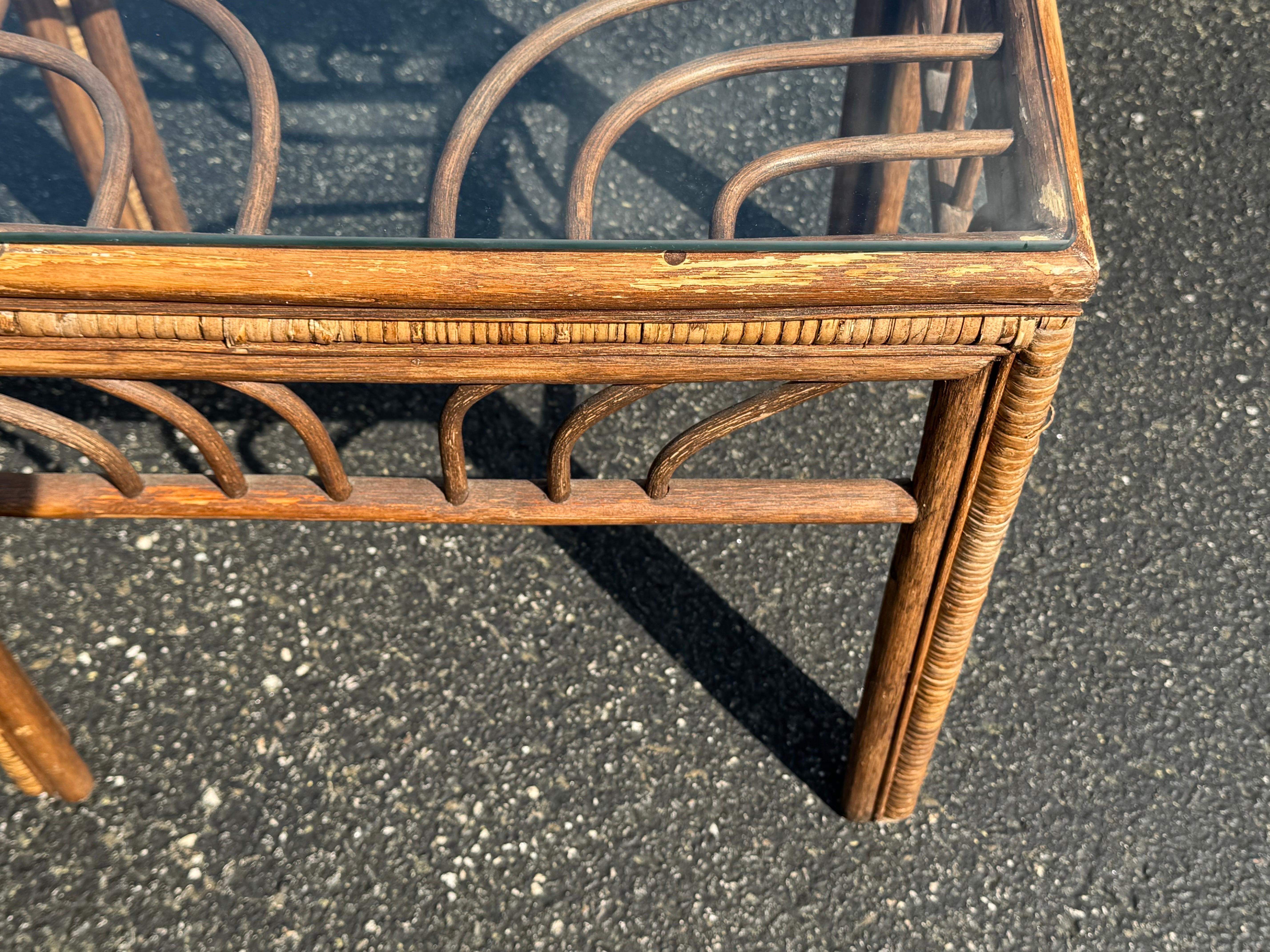 Coppia di tavolini in rattan e bambù in vendita 8