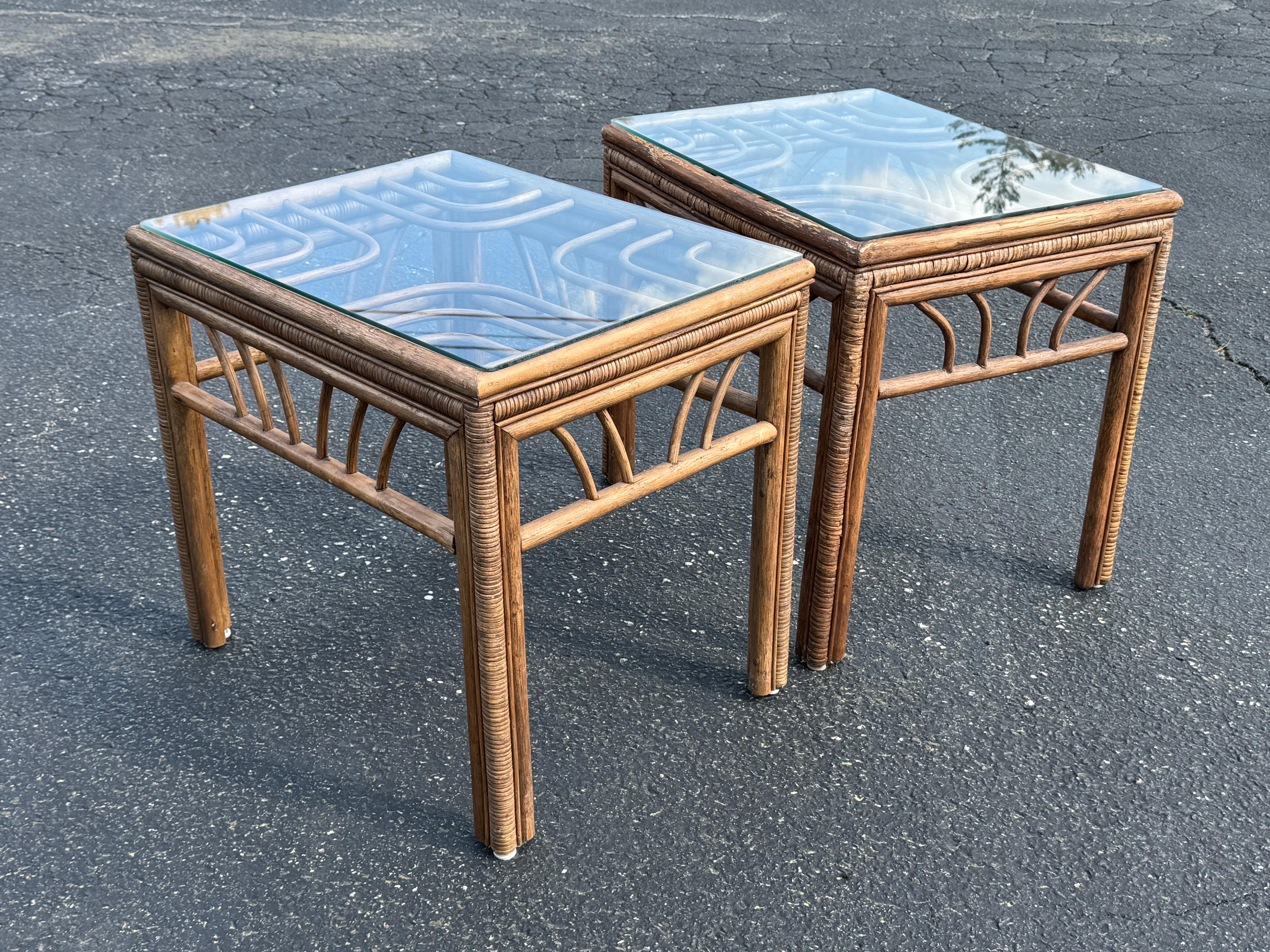 Coppia di tavolini in rattan e bambù in vendita 9