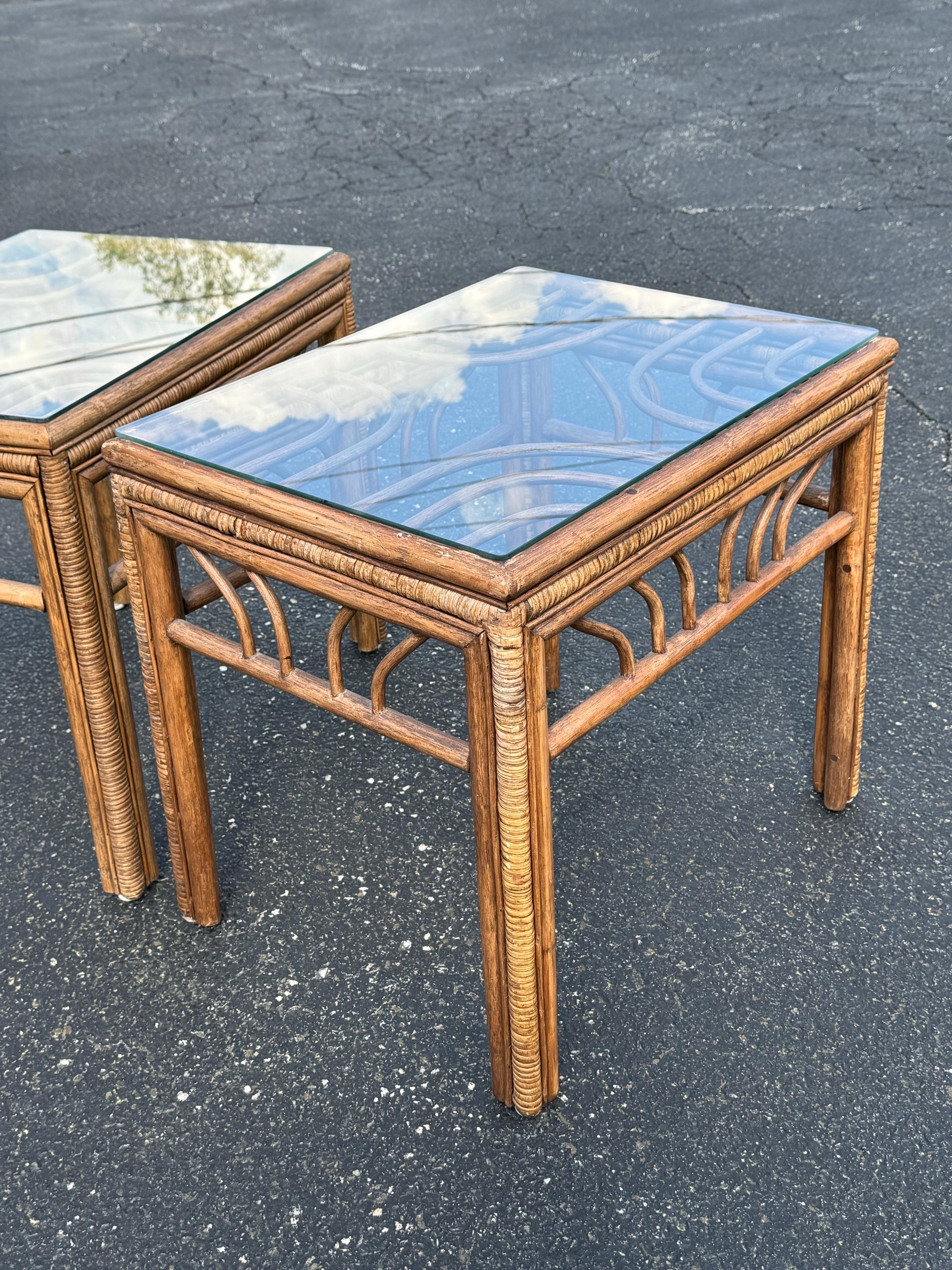 Coppia di tavolini in rattan e bambù in vendita 10