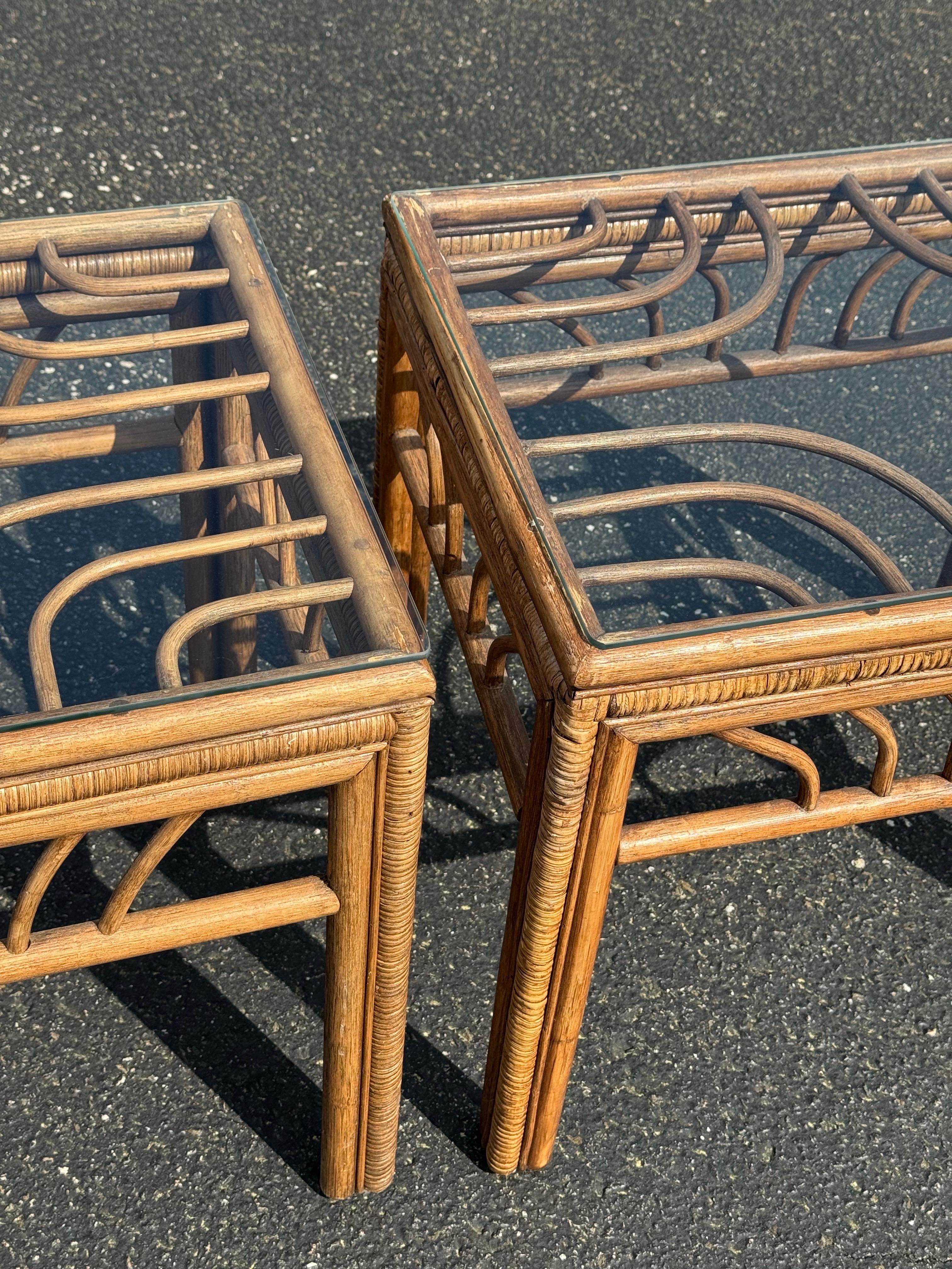 Coppia di tavolini in rattan e bambù in vendita 11