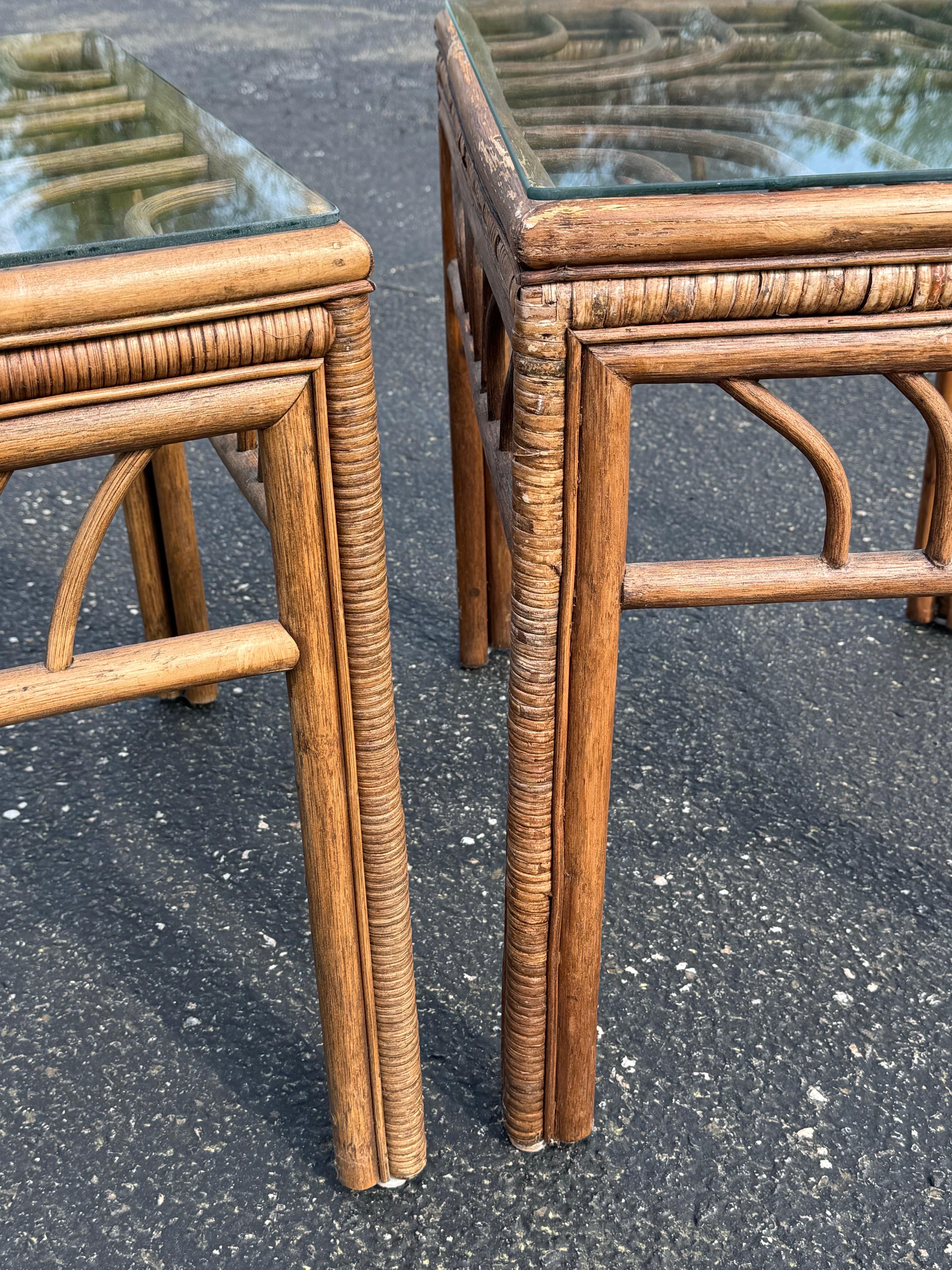 Coppia di tavolini in rattan e bambù in vendita 12