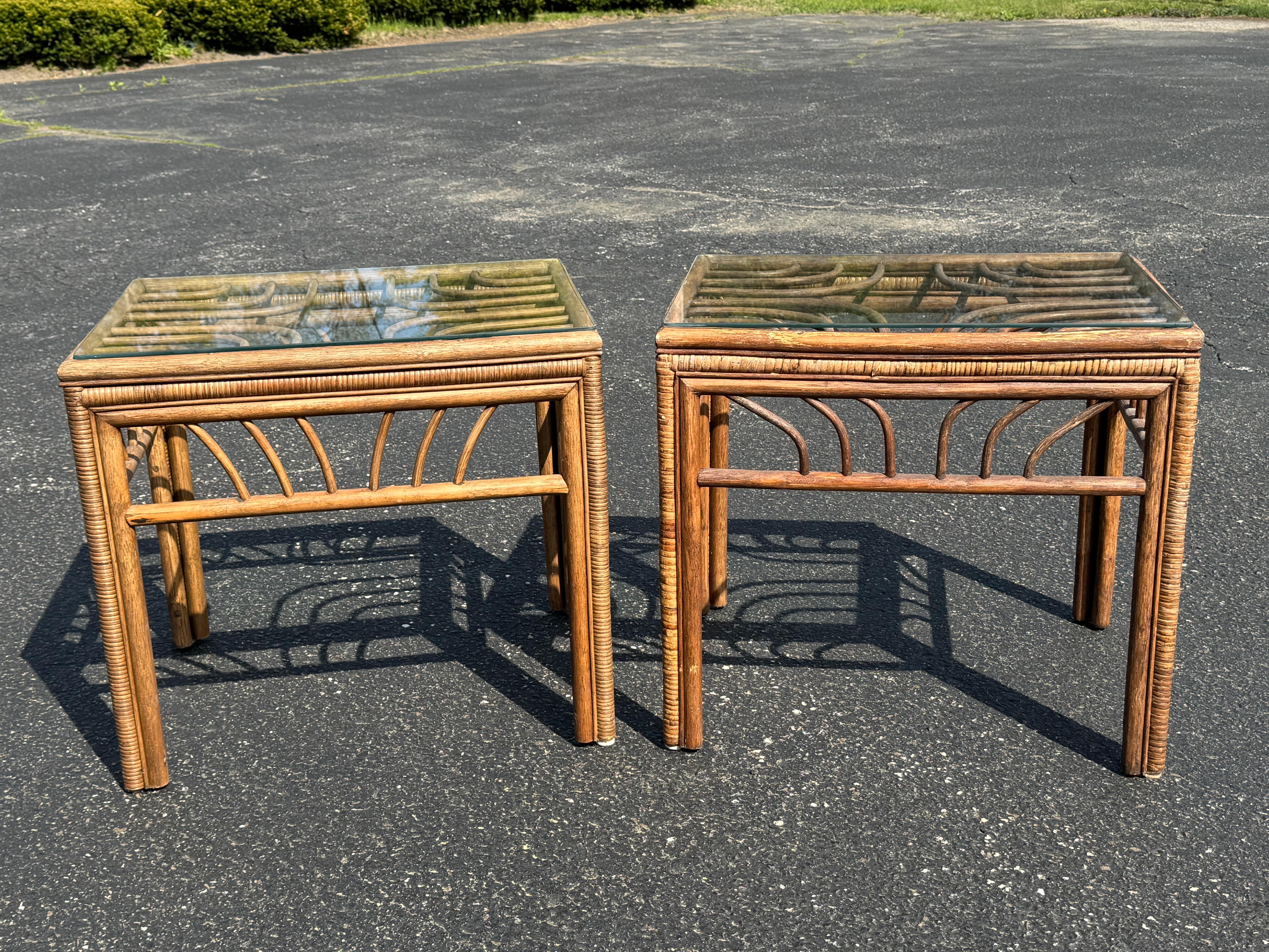 Coppia di tavolini in rattan e bambù In condizioni discrete in vendita a Redding, CT
