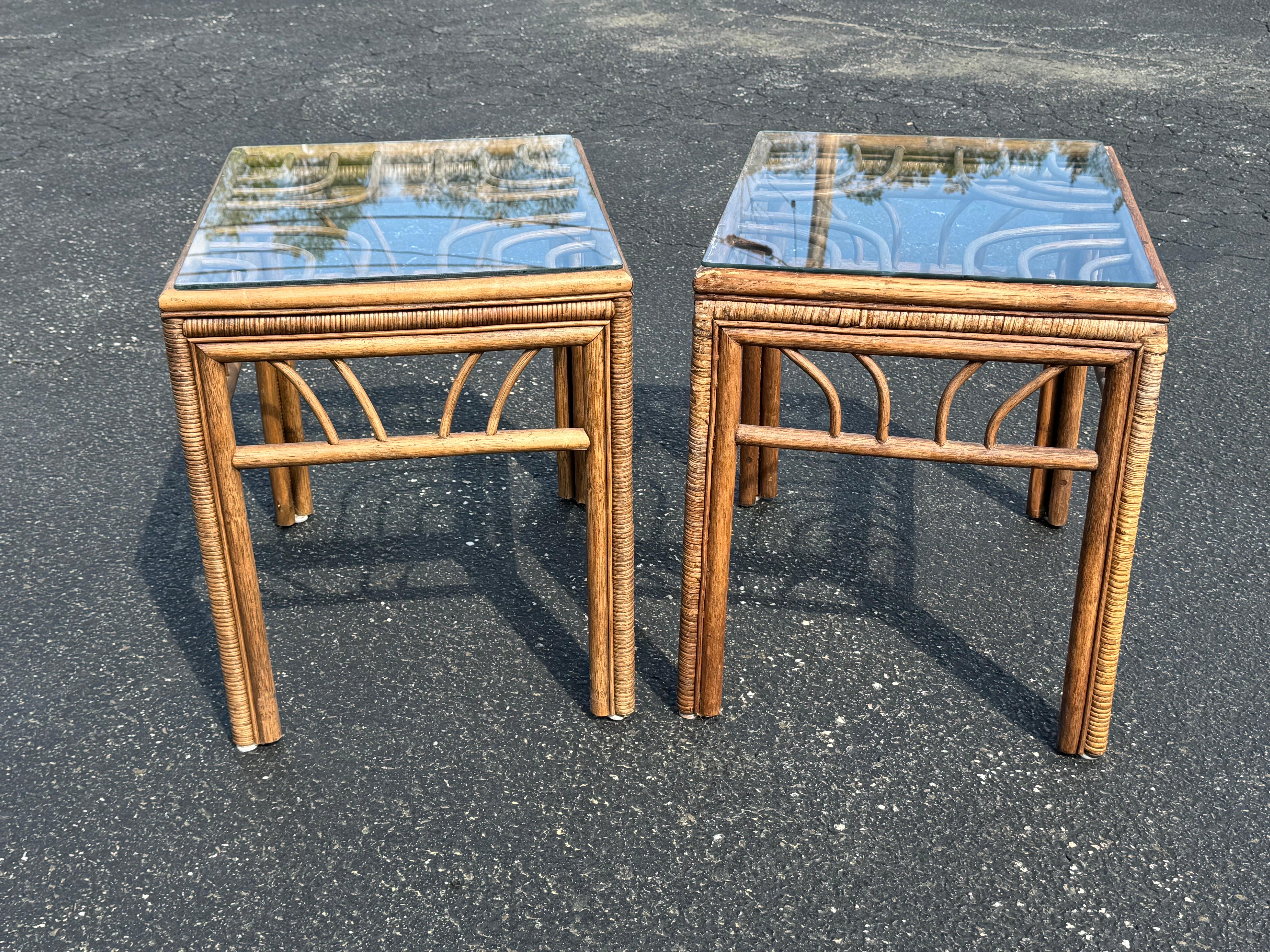 Bambù Coppia di tavolini in rattan e bambù in vendita