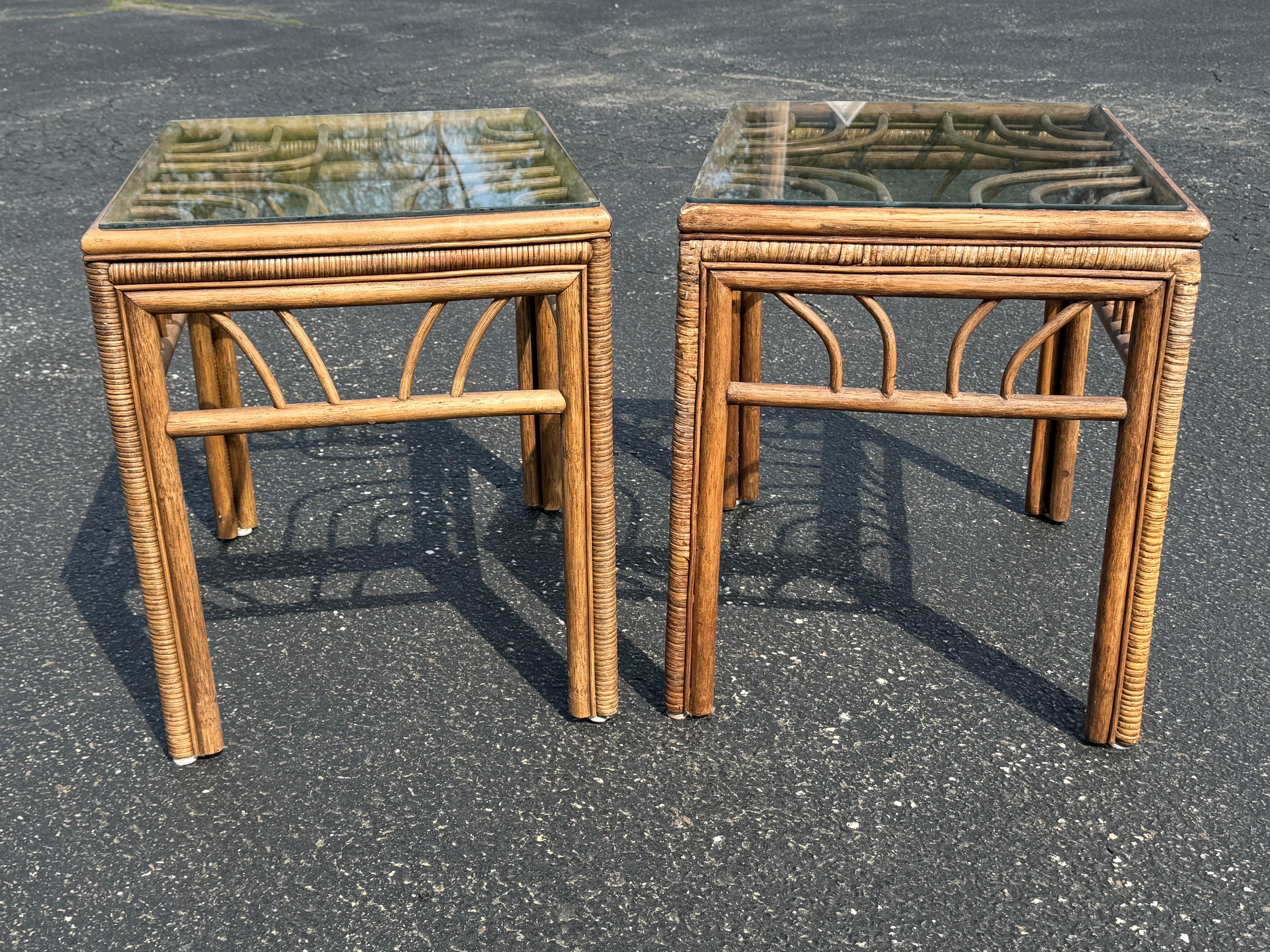 Coppia di tavolini in rattan e bambù in vendita 1