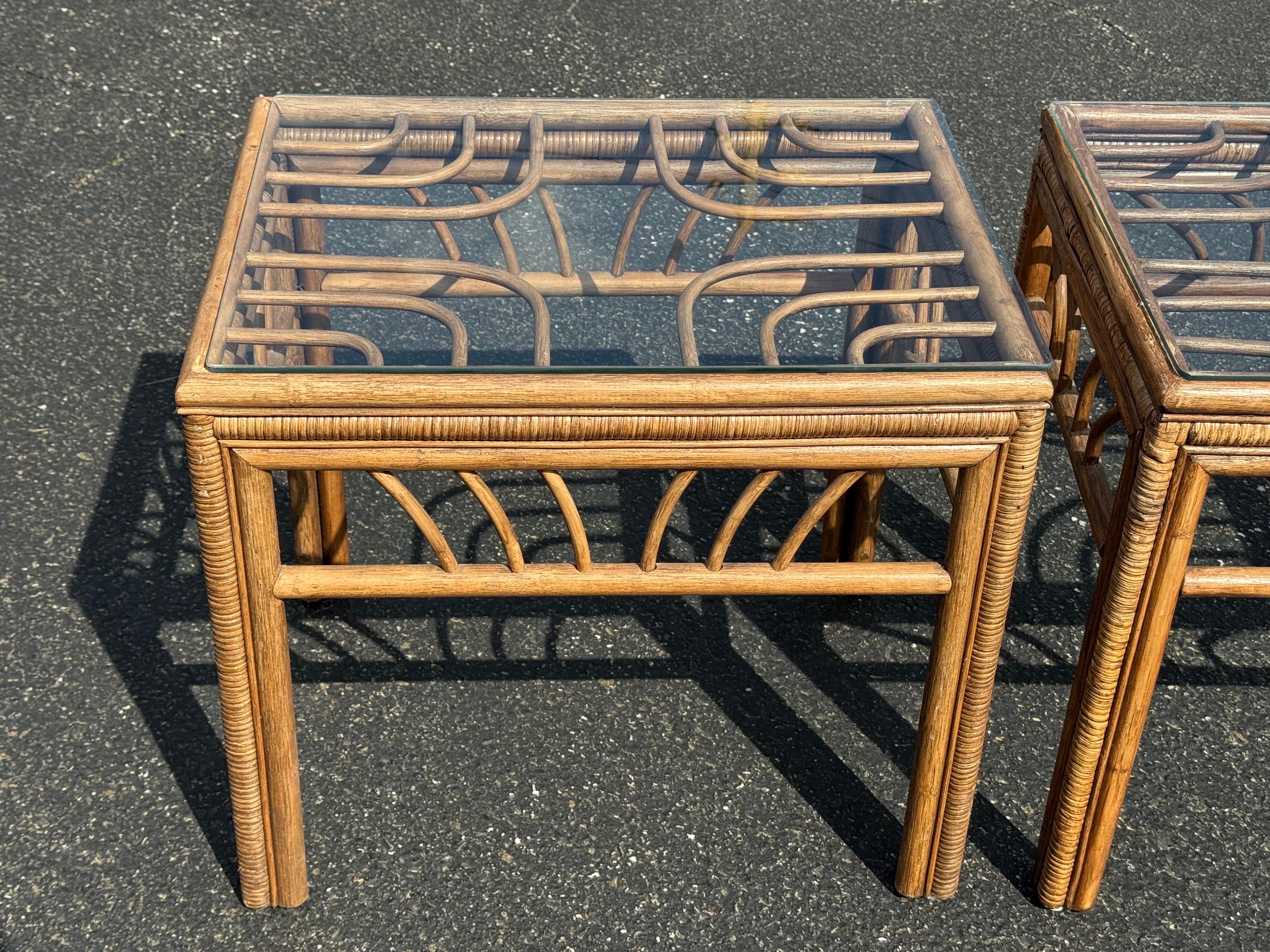 Coppia di tavolini in rattan e bambù in vendita 3